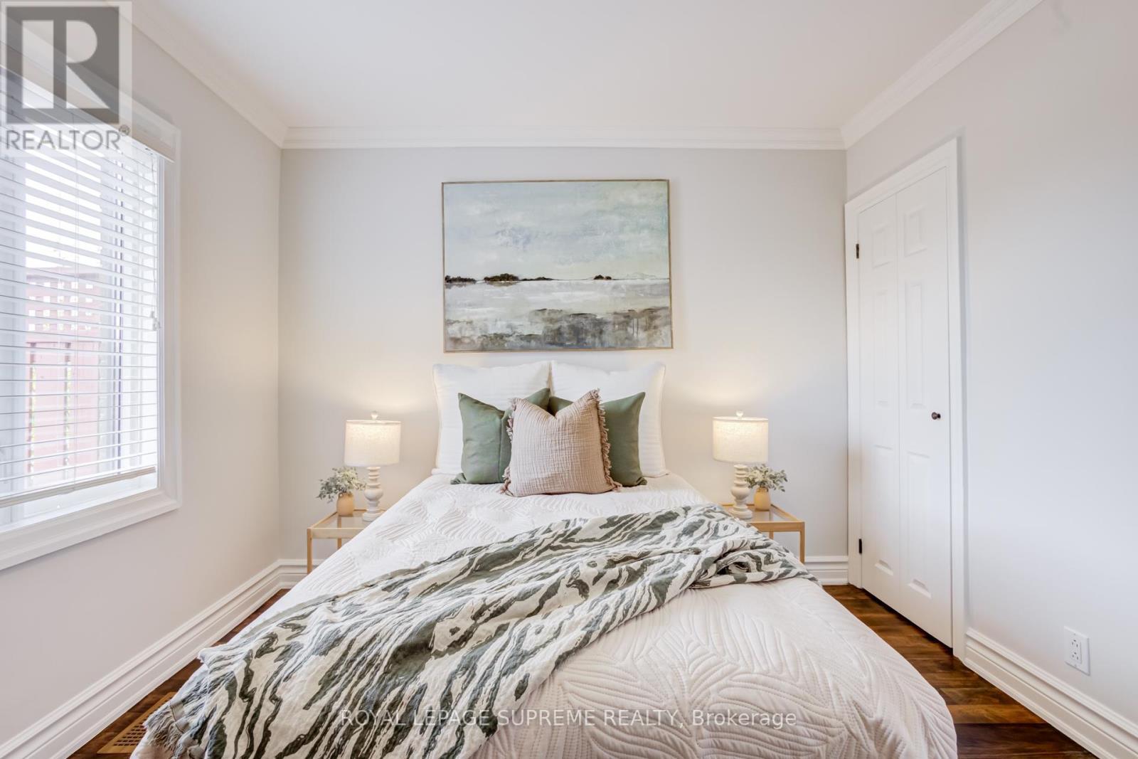 












18 FAIRWEATHER ROAD

,
Toronto,




Ontario
M6M4C7

