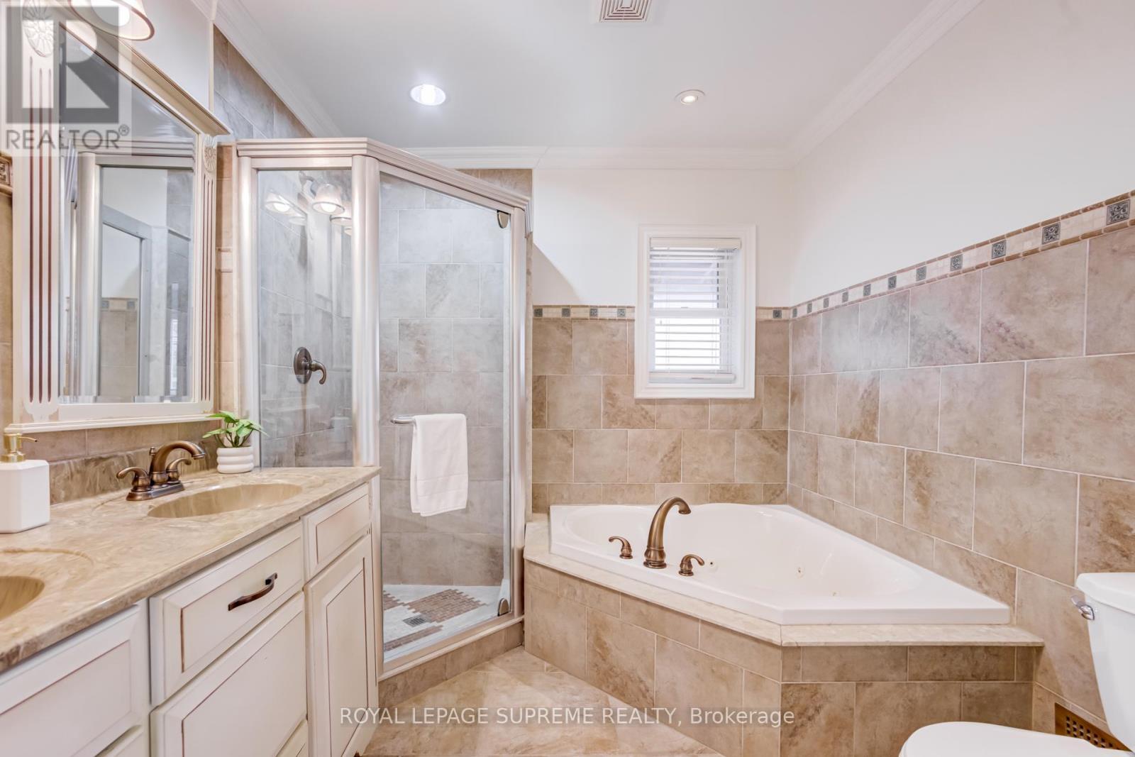 












18 FAIRWEATHER ROAD

,
Toronto,




Ontario
M6M4C7

