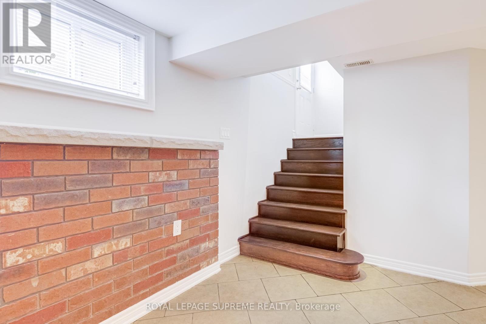












18 FAIRWEATHER ROAD

,
Toronto,




Ontario
M6M4C7

