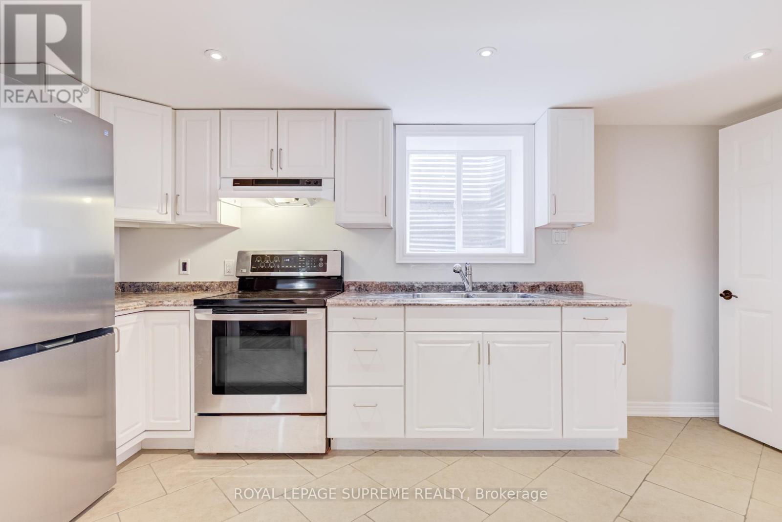 












18 FAIRWEATHER ROAD

,
Toronto,




Ontario
M6M4C7


