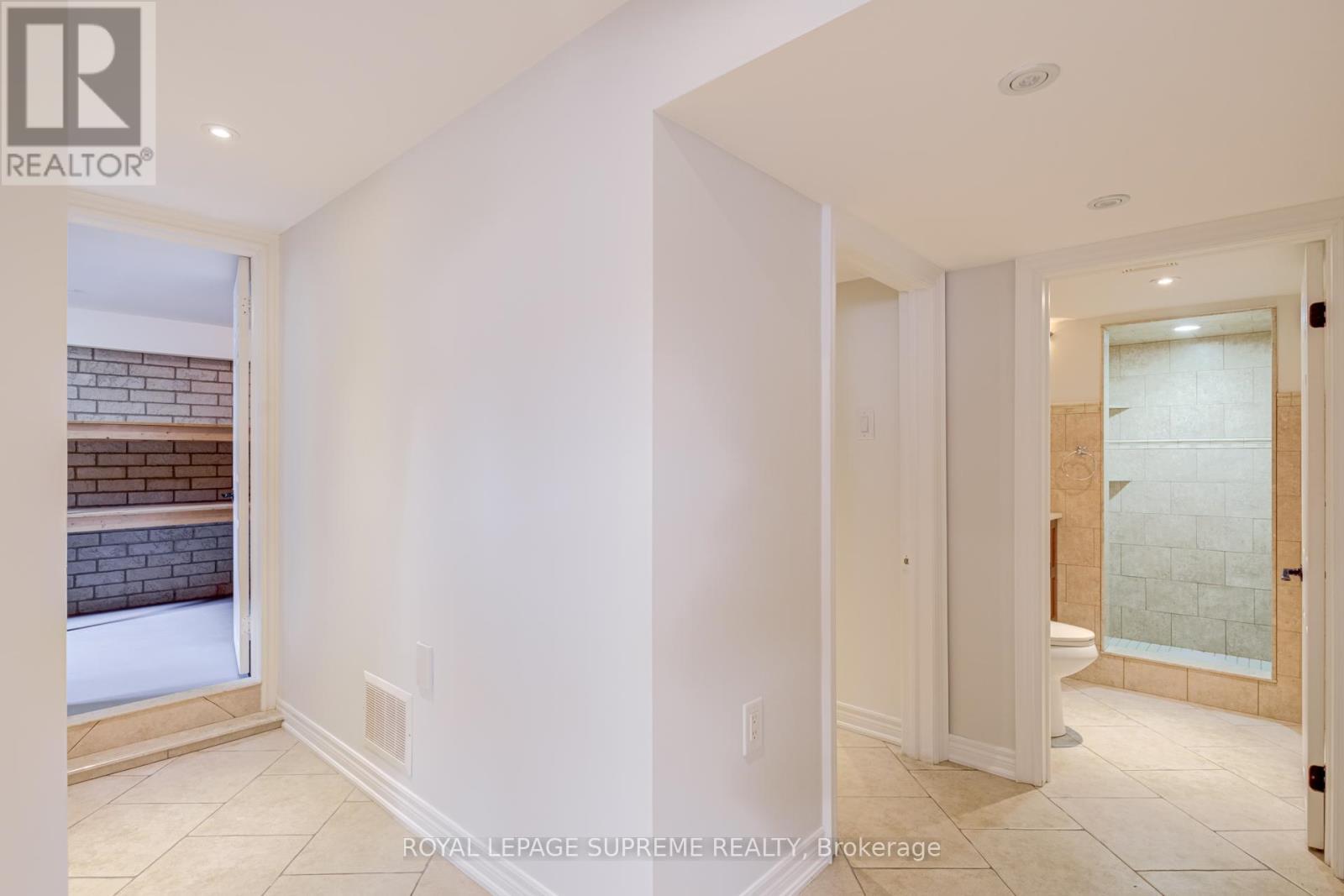 












18 FAIRWEATHER ROAD

,
Toronto,




Ontario
M6M4C7

