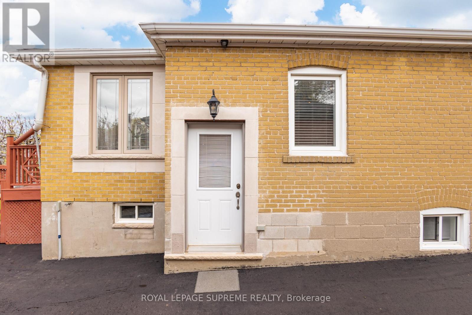 












18 FAIRWEATHER ROAD

,
Toronto,




Ontario
M6M4C7


