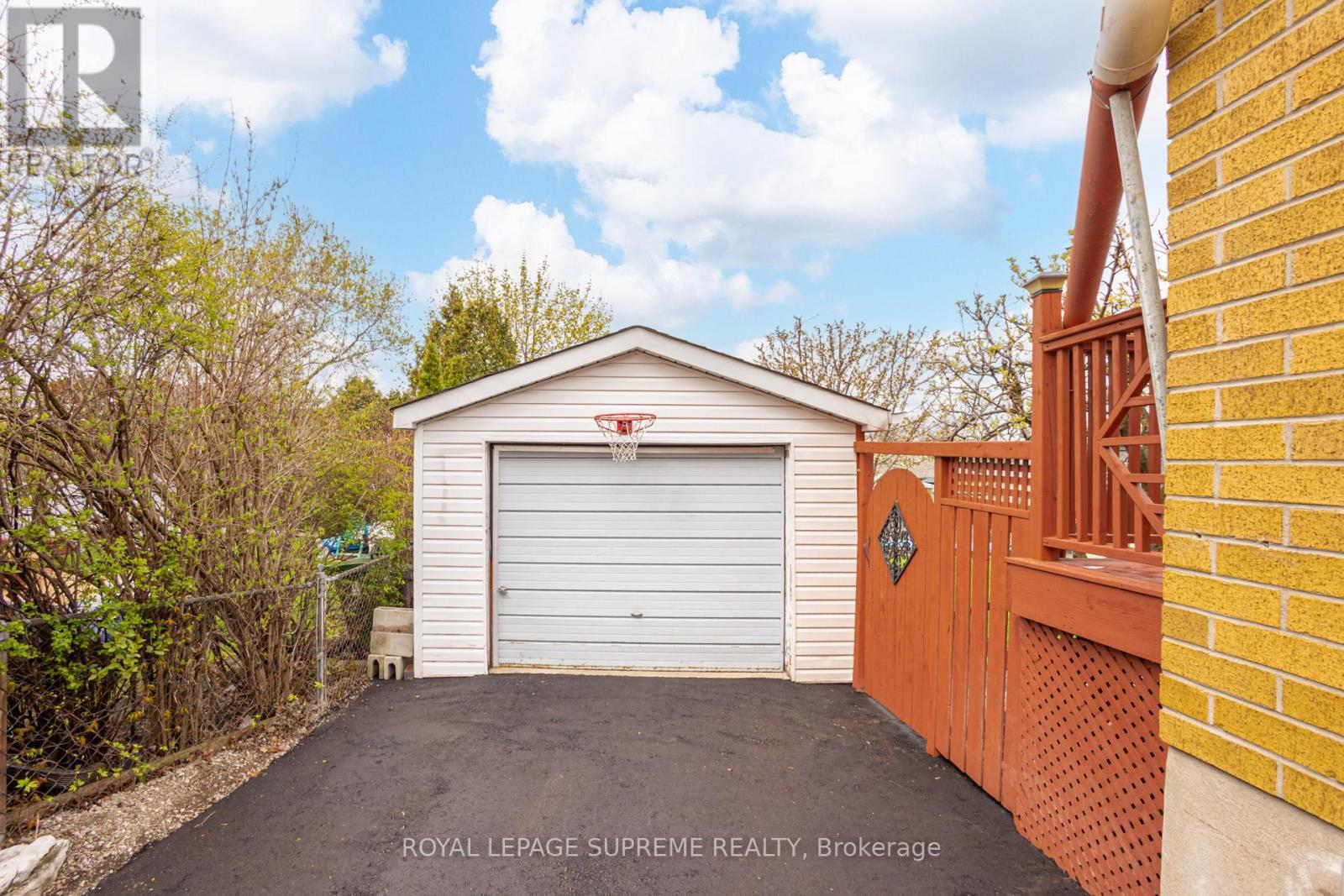 












18 FAIRWEATHER ROAD

,
Toronto,




Ontario
M6M4C7

