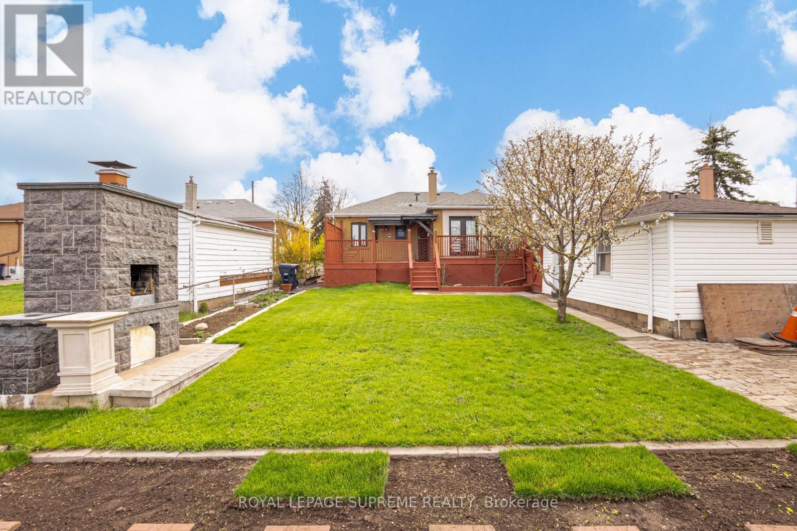 












18 FAIRWEATHER ROAD

,
Toronto,




Ontario
M6M4C7

