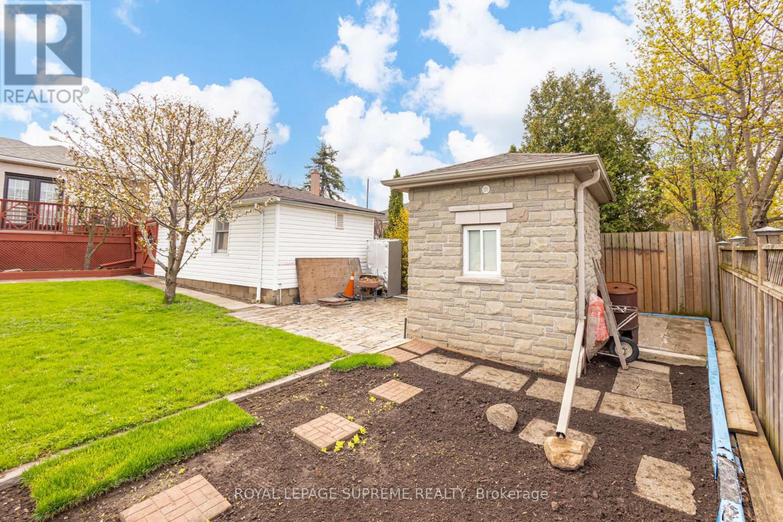 












18 FAIRWEATHER ROAD

,
Toronto,




Ontario
M6M4C7

