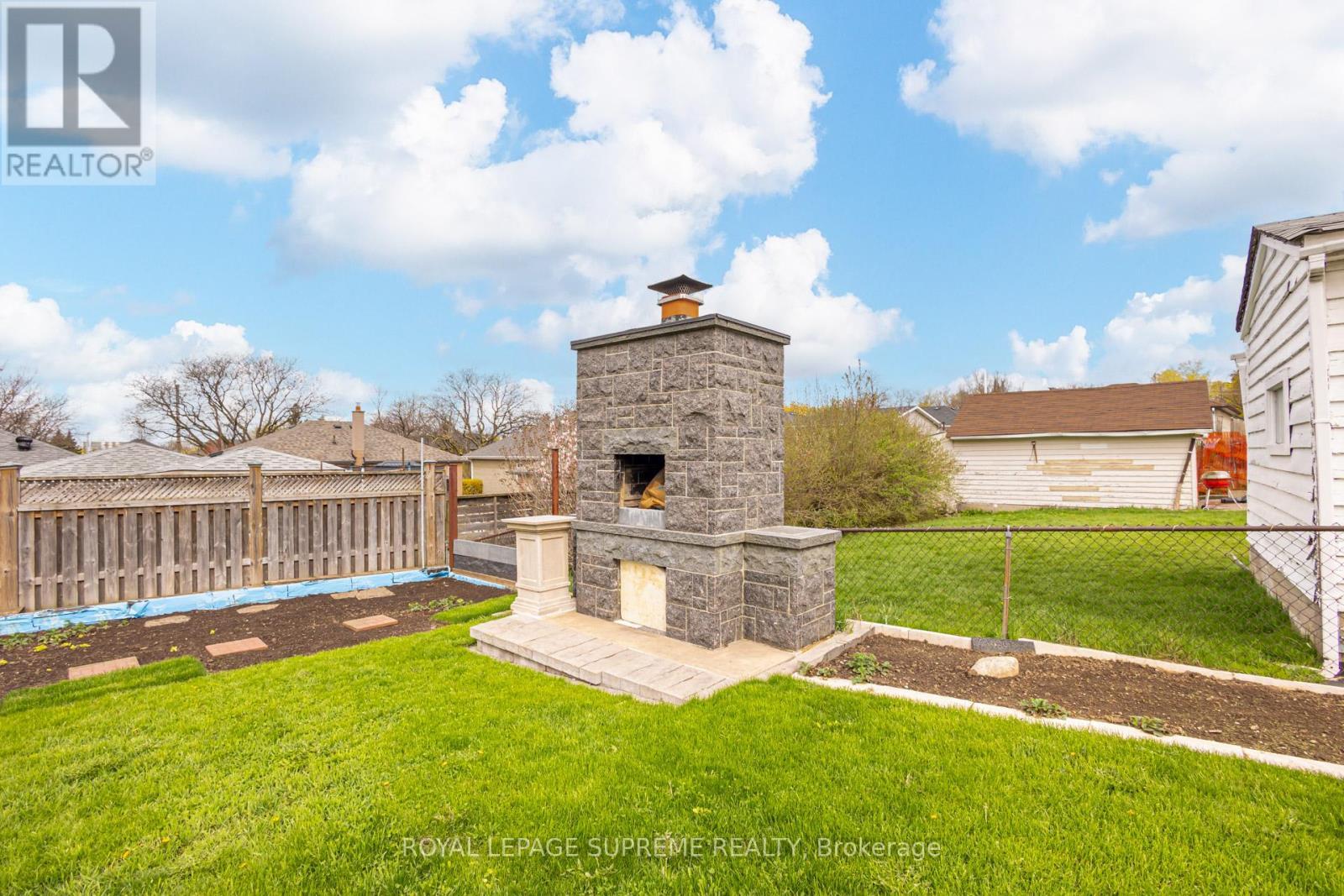 












18 FAIRWEATHER ROAD

,
Toronto,




Ontario
M6M4C7

