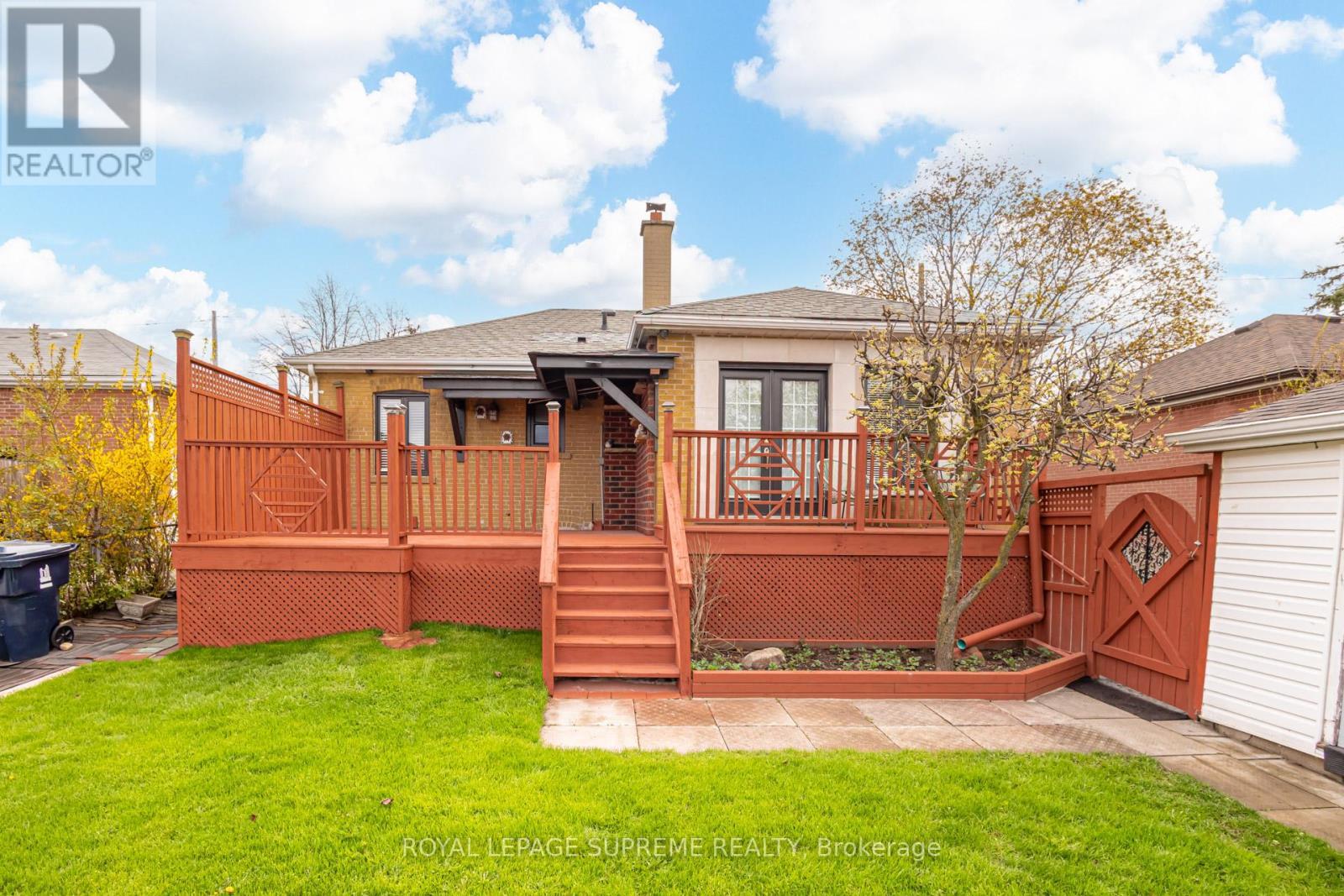 












18 FAIRWEATHER ROAD

,
Toronto,




Ontario
M6M4C7

