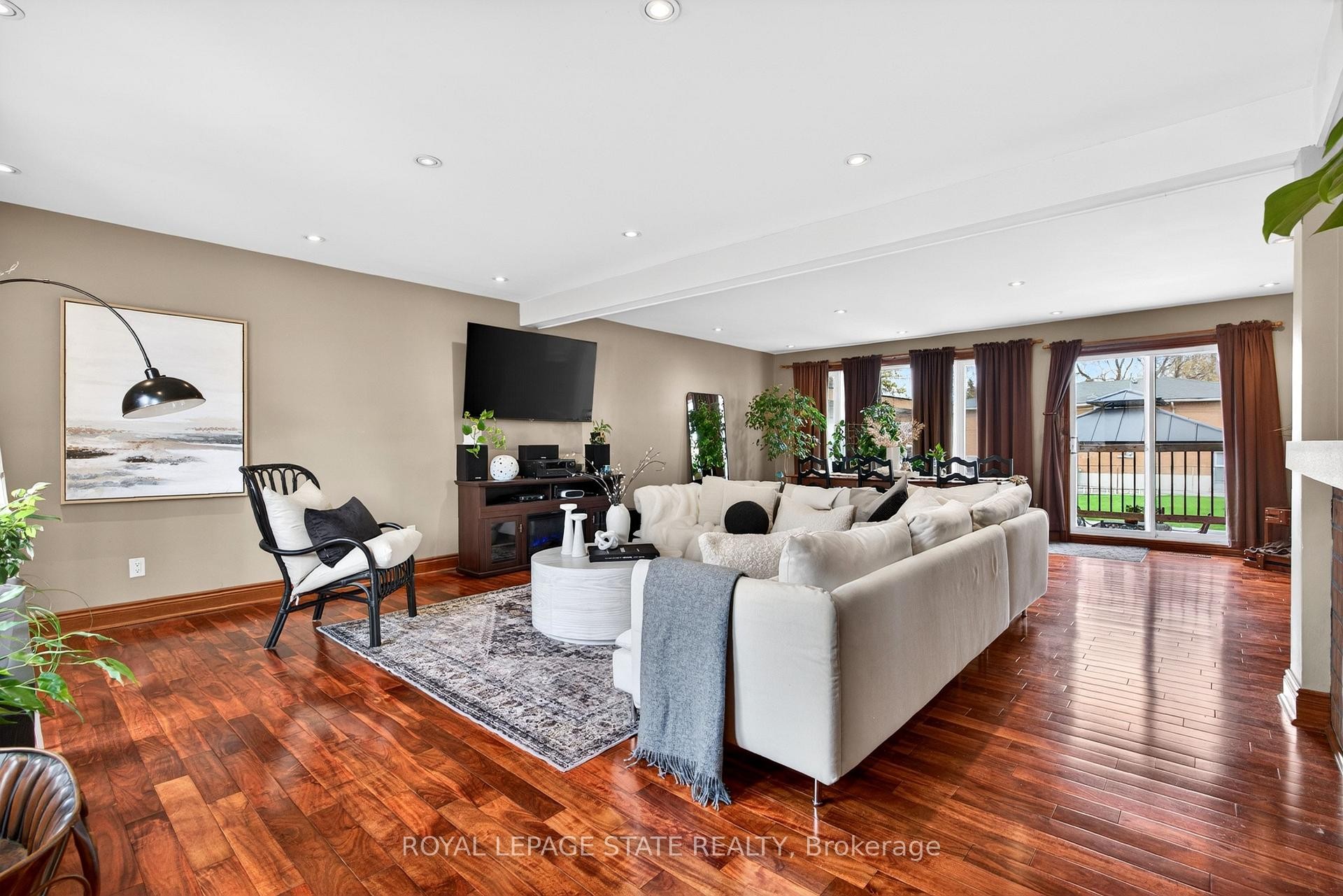 









380


East 37th

Street,
Hamilton,




ON
L8V 4B8

