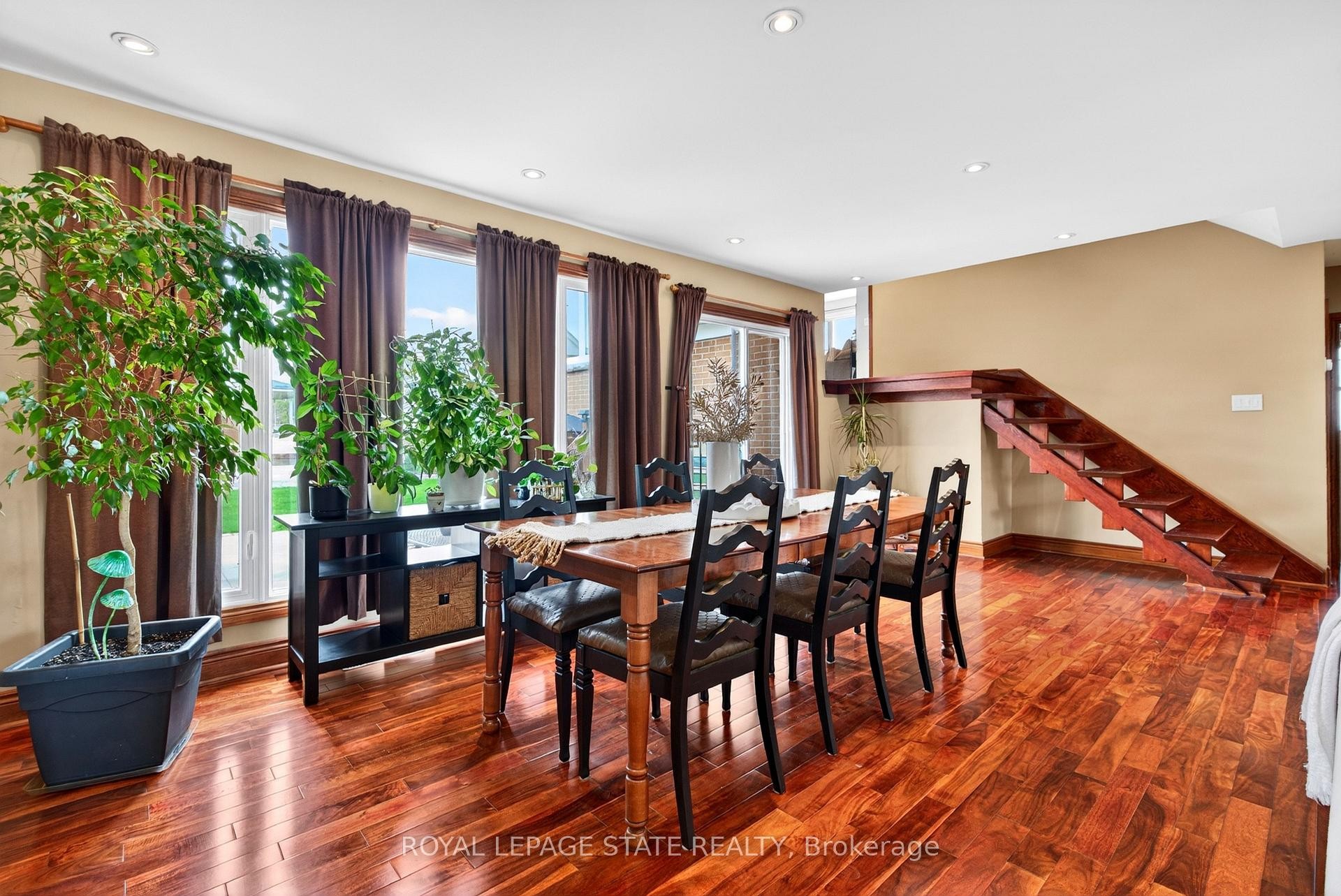 









380


East 37th

Street,
Hamilton,




ON
L8V 4B8


