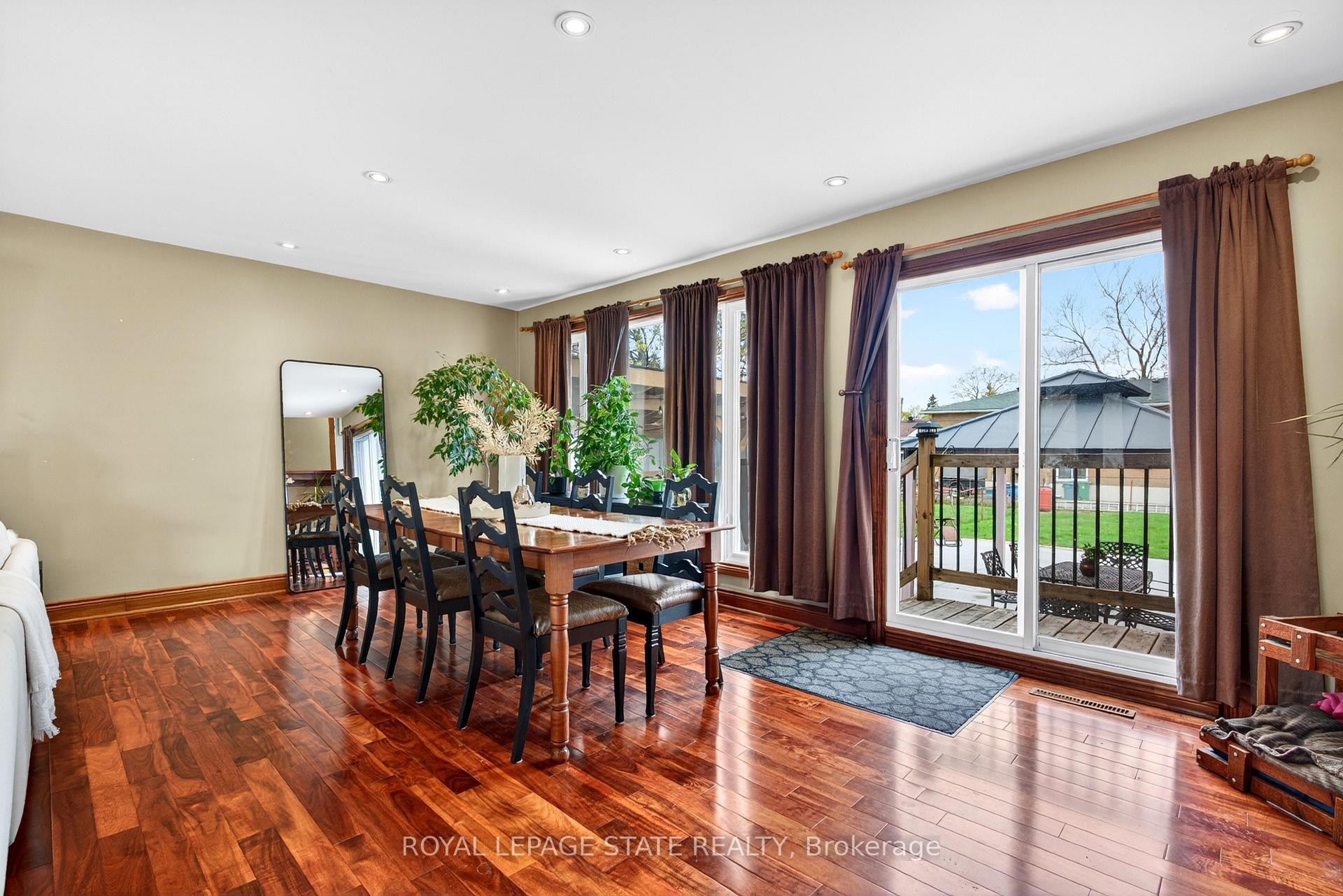









380


East 37th

Street,
Hamilton,




ON
L8V 4B8

