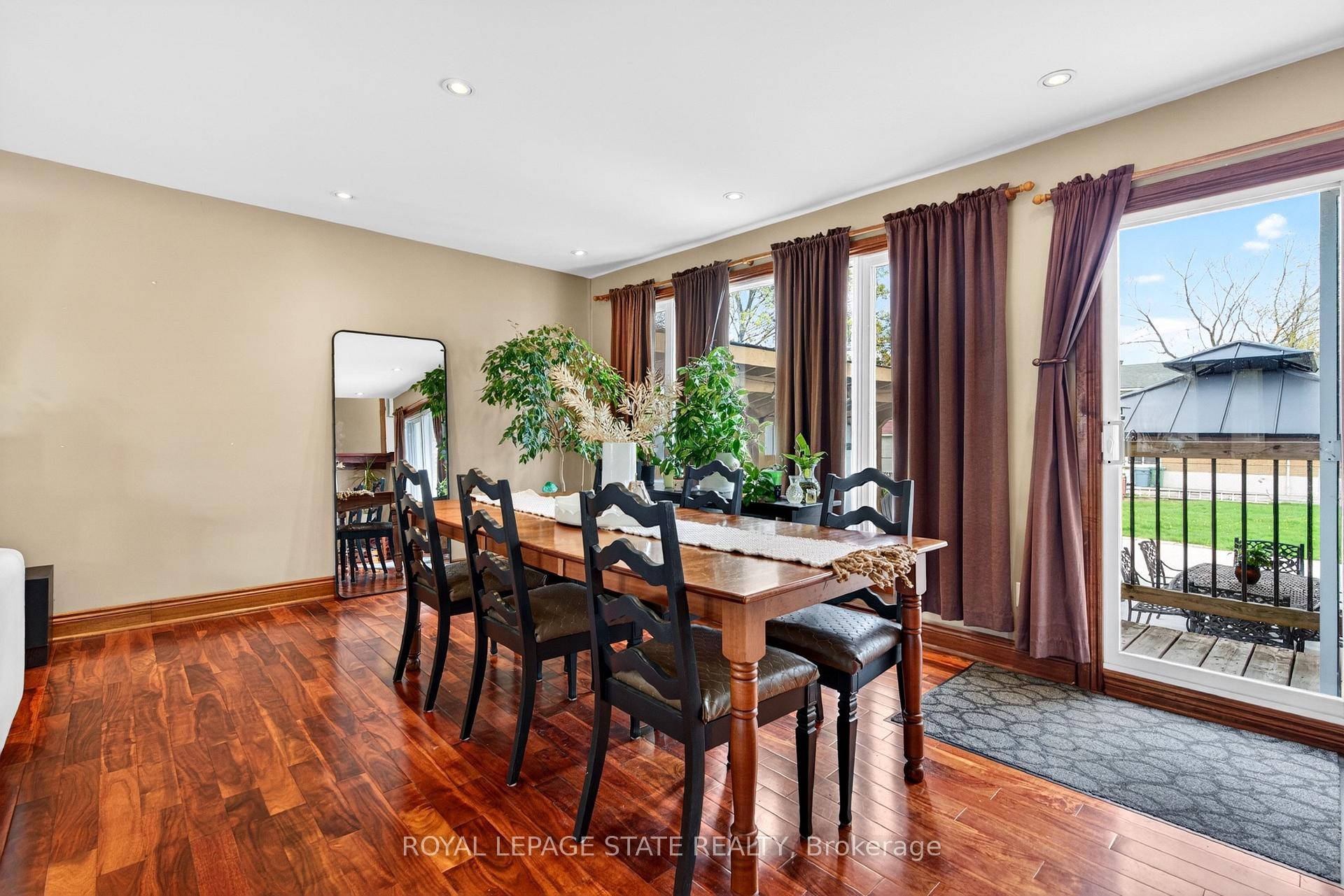 









380


East 37th

Street,
Hamilton,




ON
L8V 4B8

