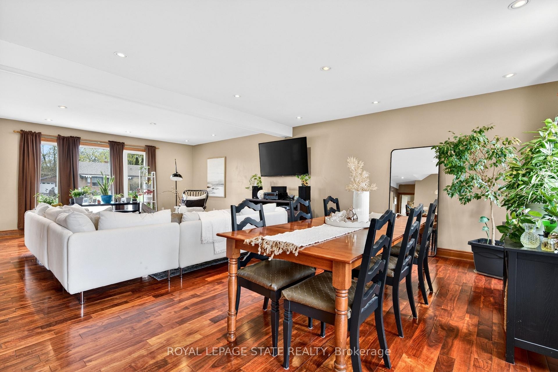 









380


East 37th

Street,
Hamilton,




ON
L8V 4B8

