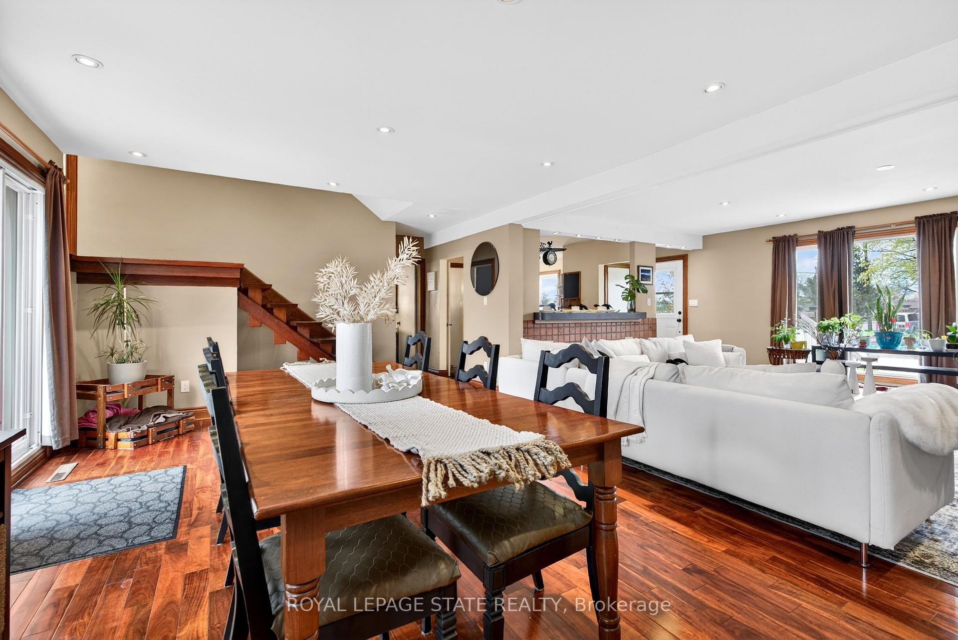 









380


East 37th

Street,
Hamilton,




ON
L8V 4B8

