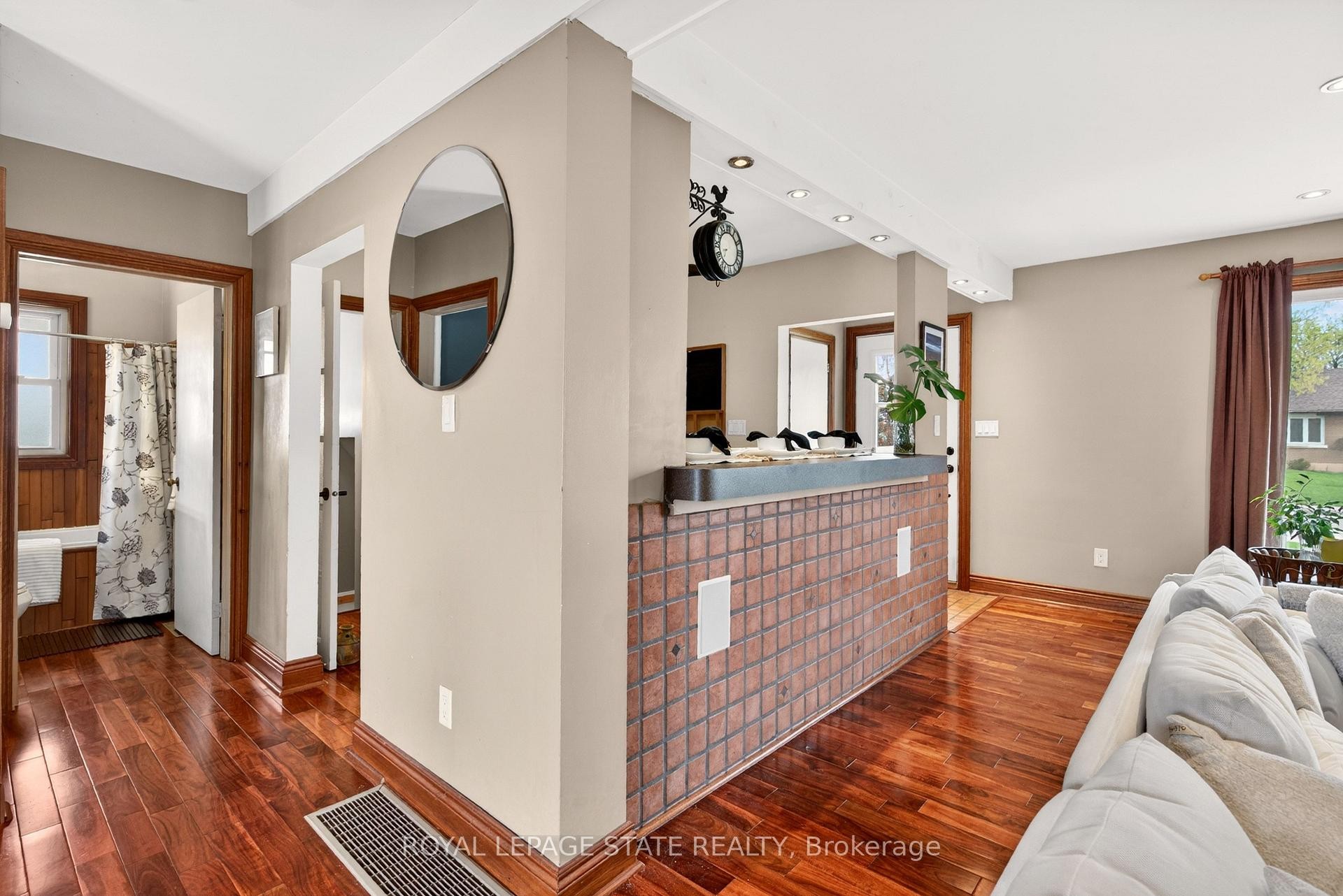 









380


East 37th

Street,
Hamilton,




ON
L8V 4B8

