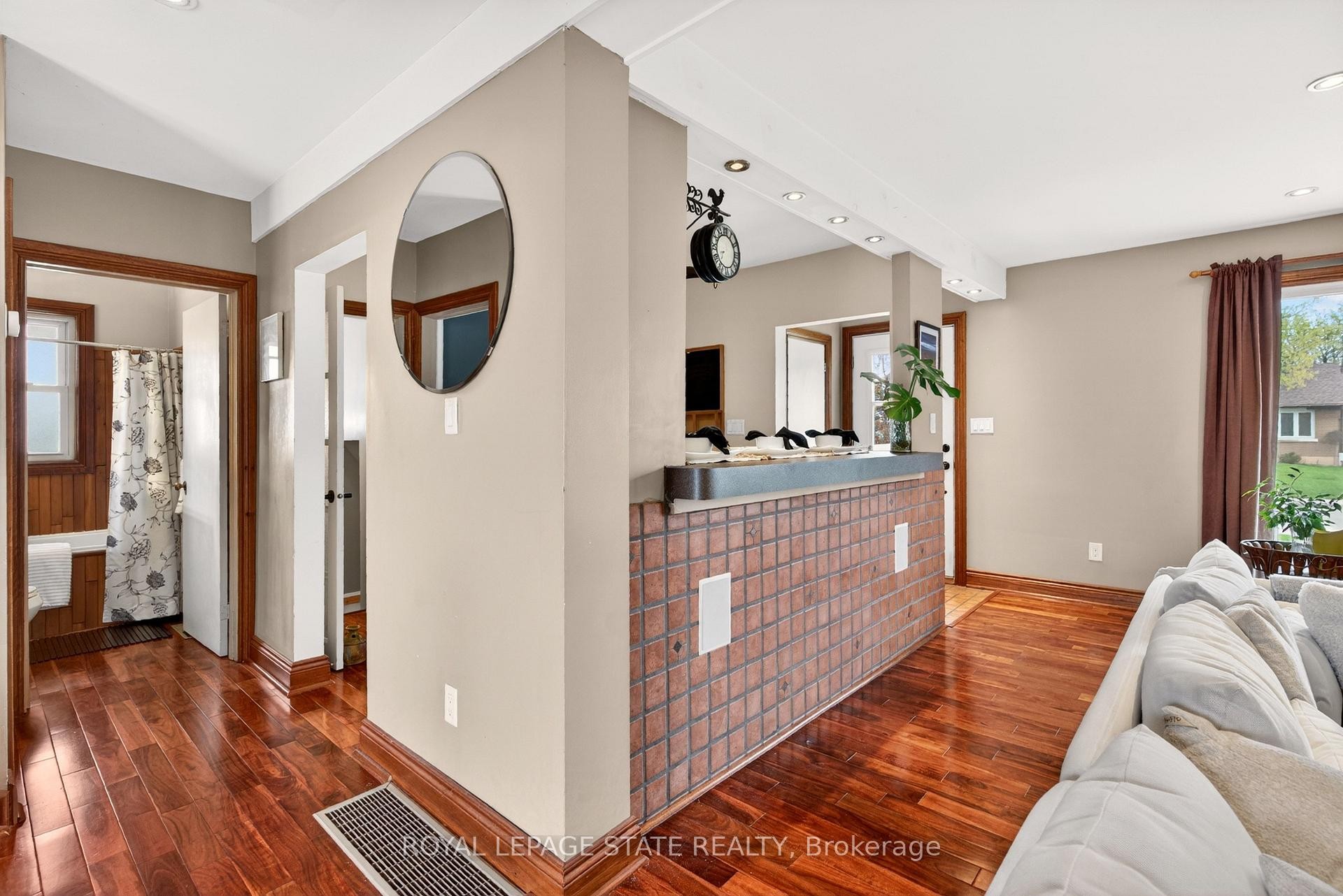 









380


East 37th

Street,
Hamilton,




ON
L8V 4B8

