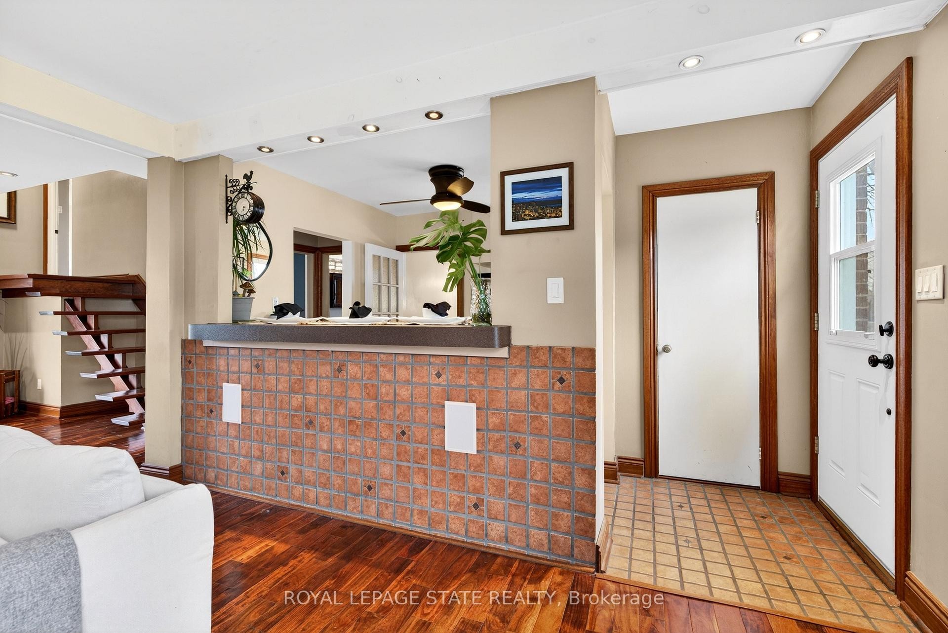 









380


East 37th

Street,
Hamilton,




ON
L8V 4B8

