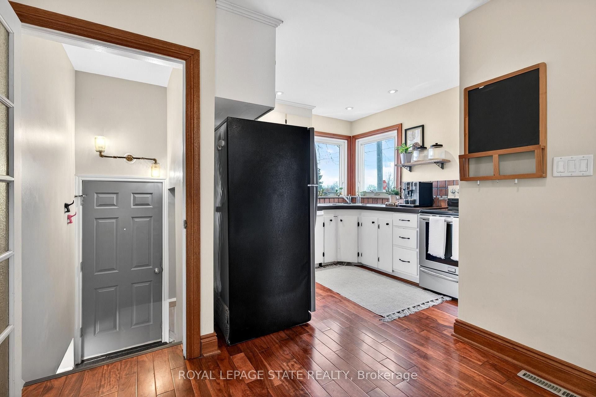 









380


East 37th

Street,
Hamilton,




ON
L8V 4B8

