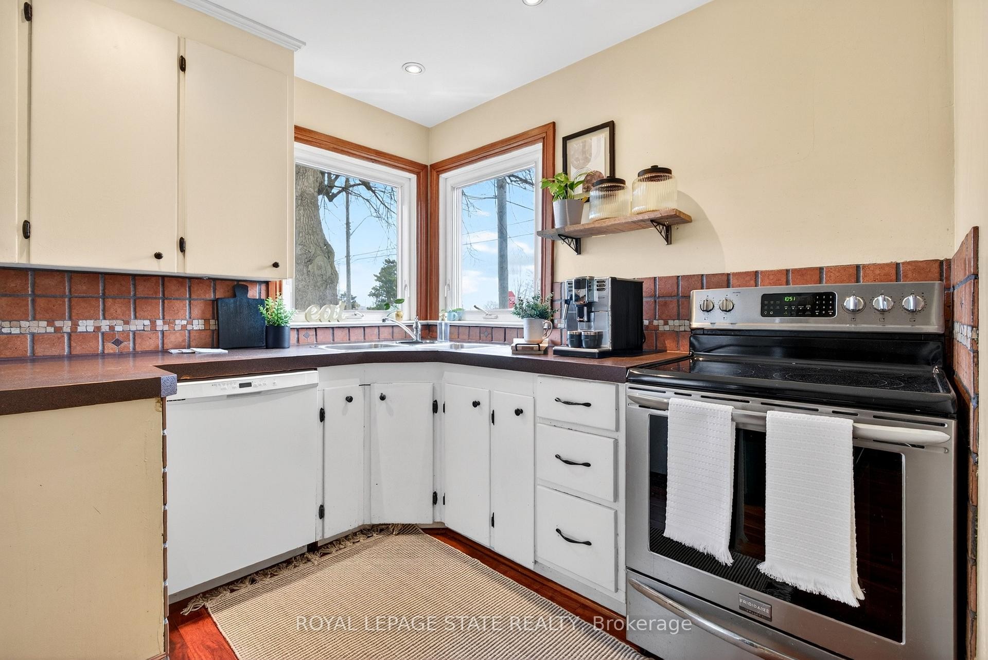 









380


East 37th

Street,
Hamilton,




ON
L8V 4B8


