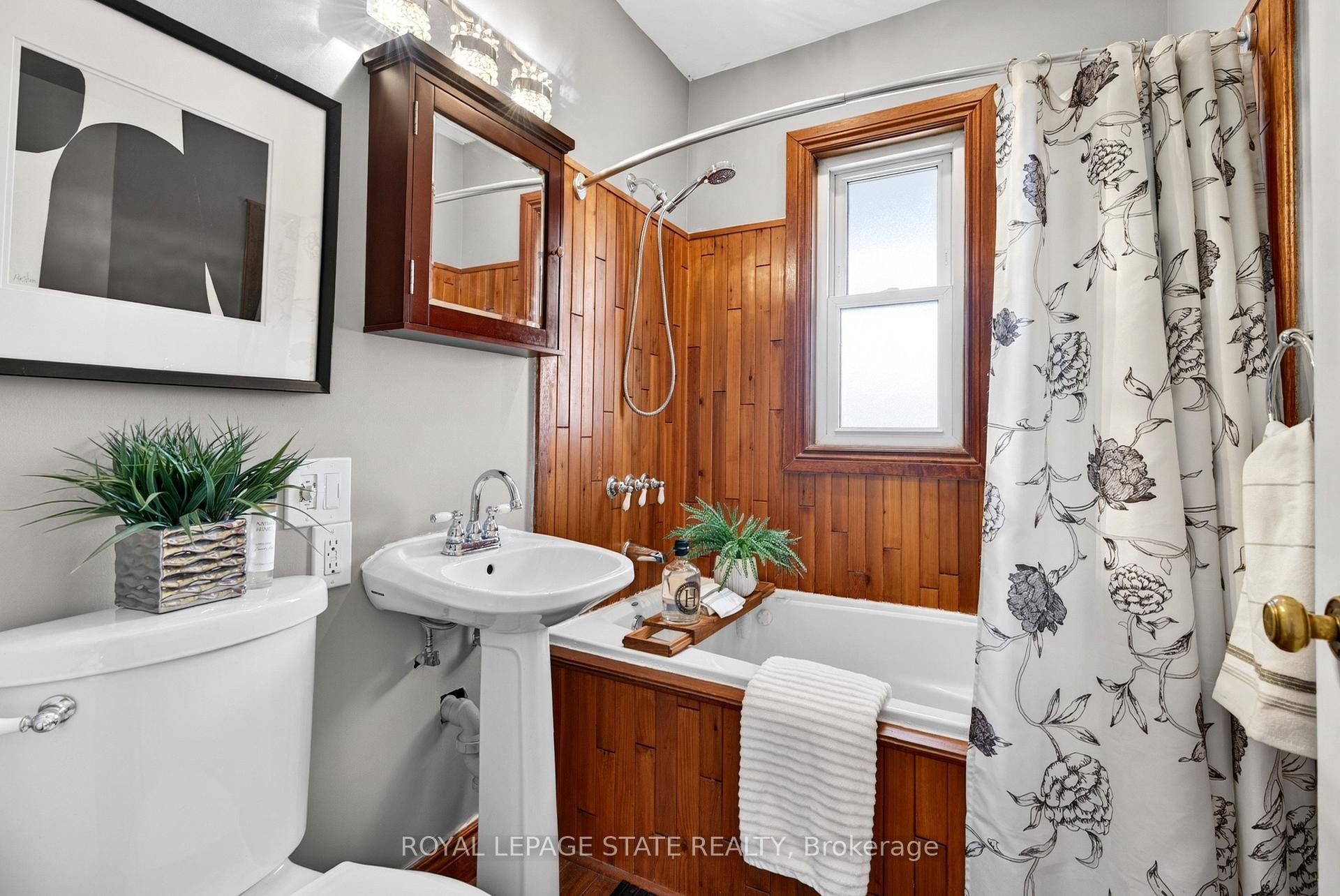 









380


East 37th

Street,
Hamilton,




ON
L8V 4B8

