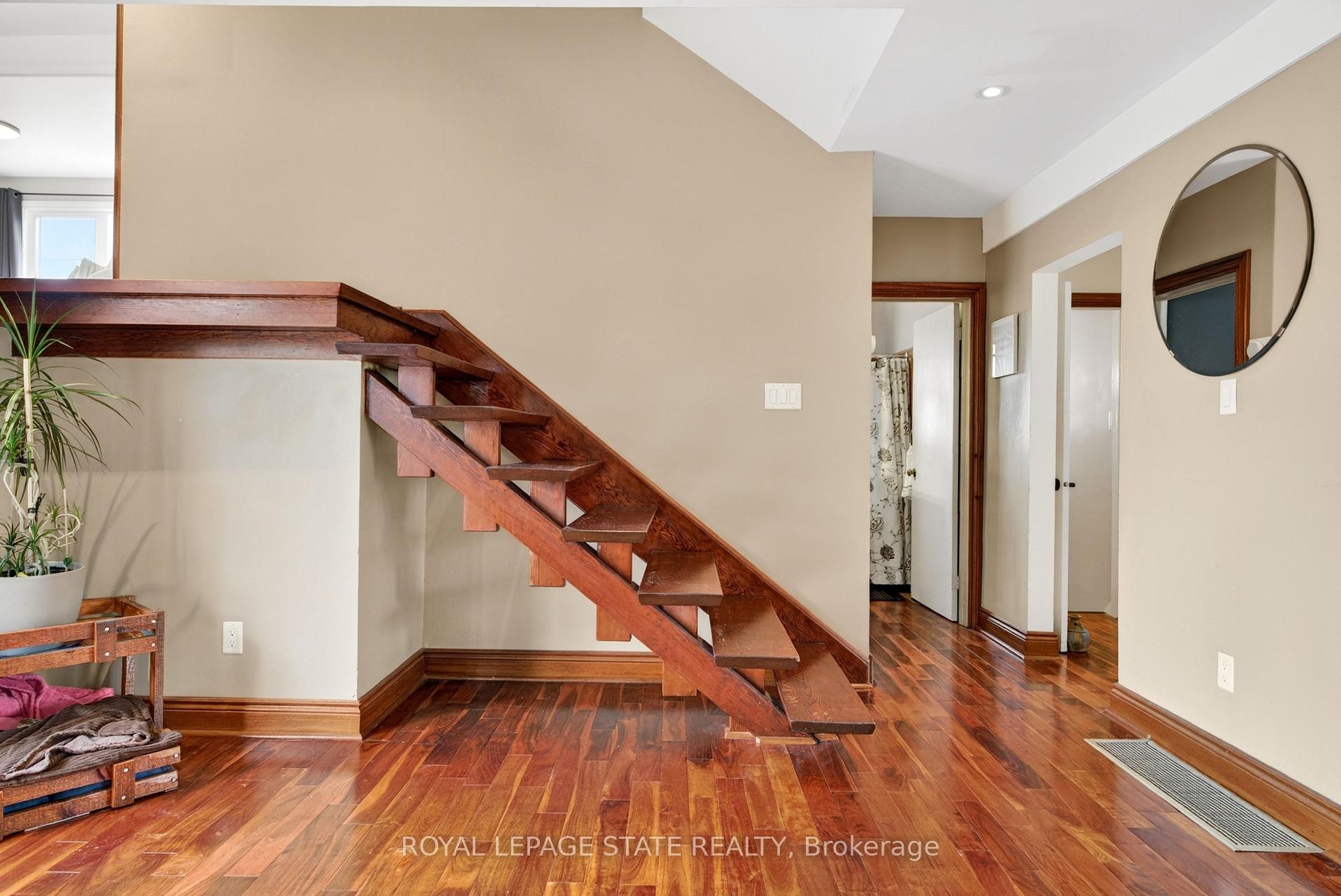 









380


East 37th

Street,
Hamilton,




ON
L8V 4B8

