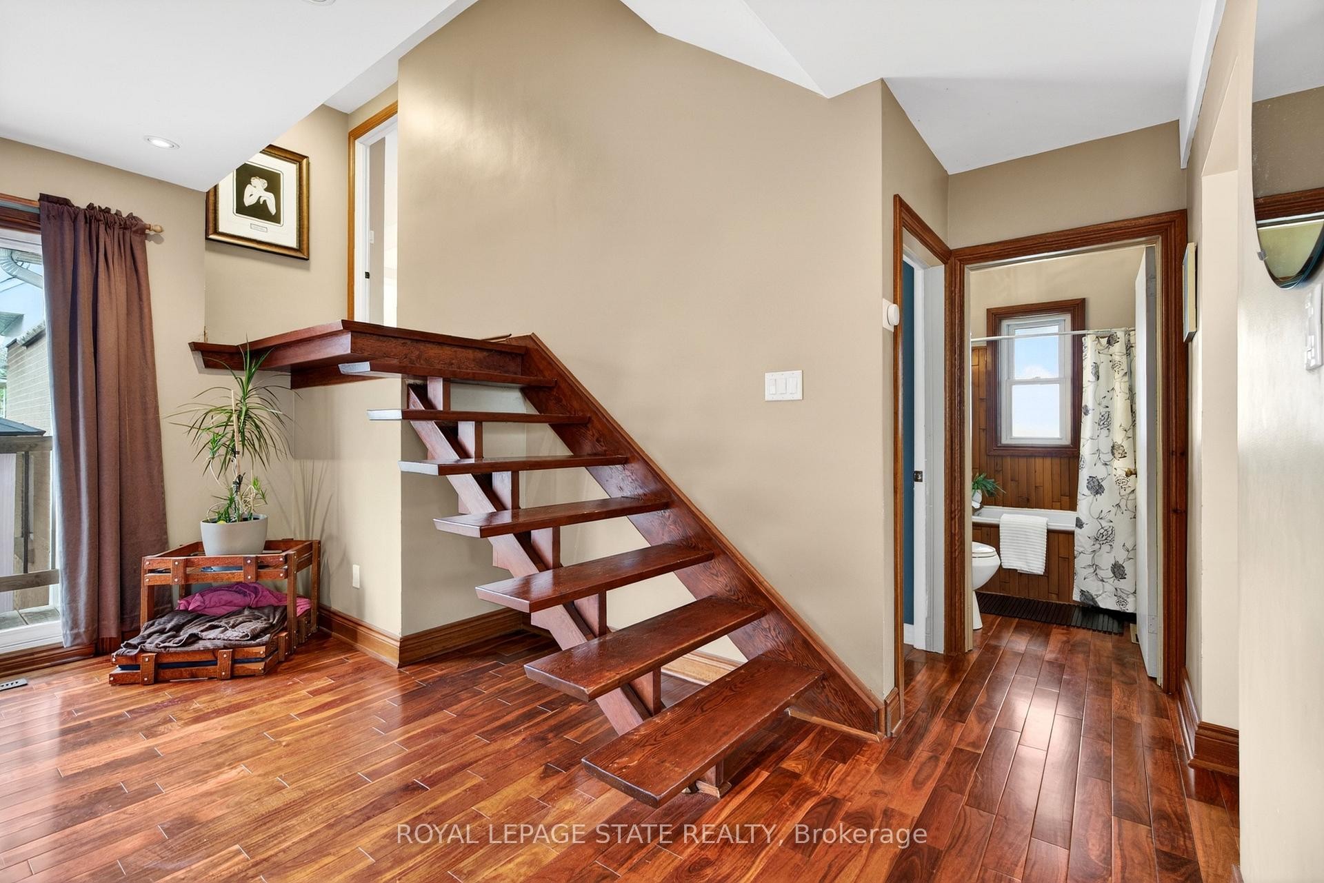 









380


East 37th

Street,
Hamilton,




ON
L8V 4B8

