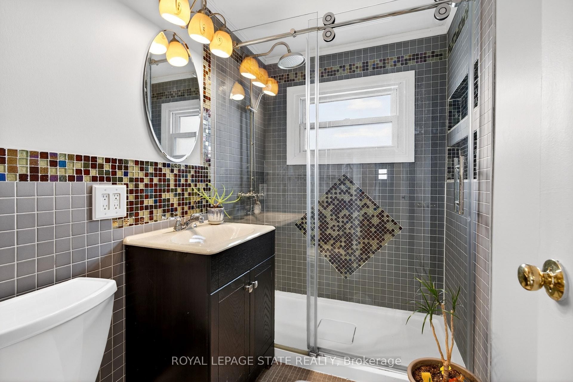 









380


East 37th

Street,
Hamilton,




ON
L8V 4B8

