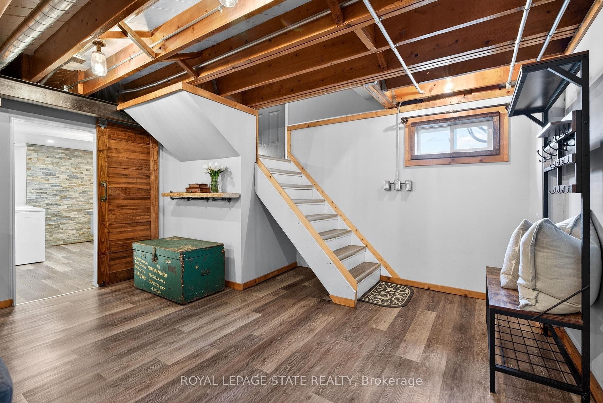 









380


East 37th

Street,
Hamilton,




ON
L8V 4B8

