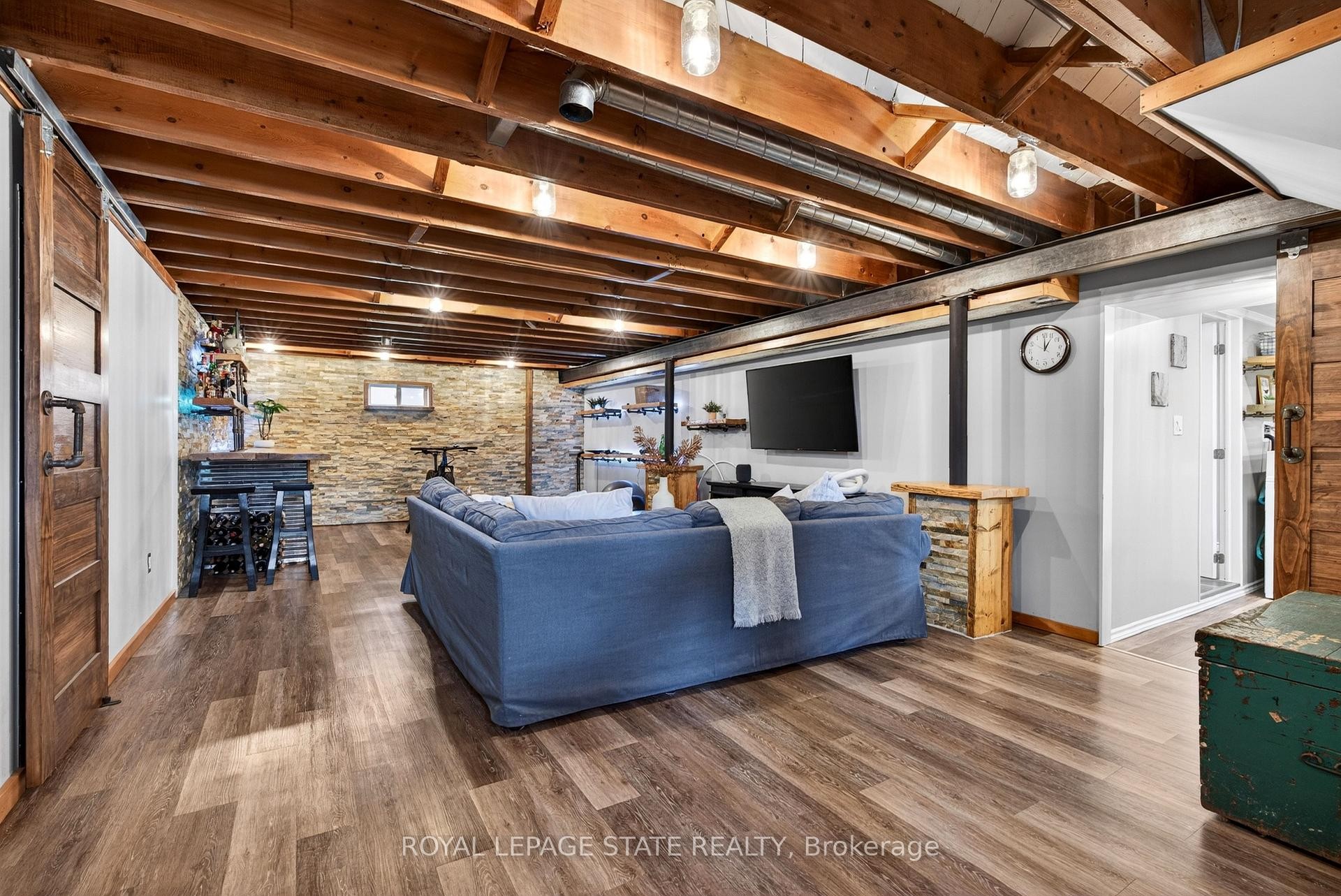 









380


East 37th

Street,
Hamilton,




ON
L8V 4B8

