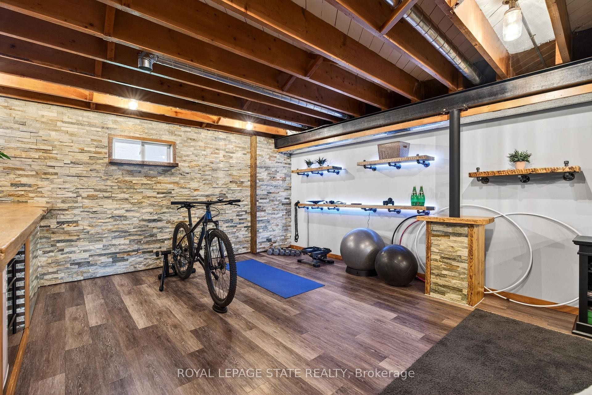 









380


East 37th

Street,
Hamilton,




ON
L8V 4B8

