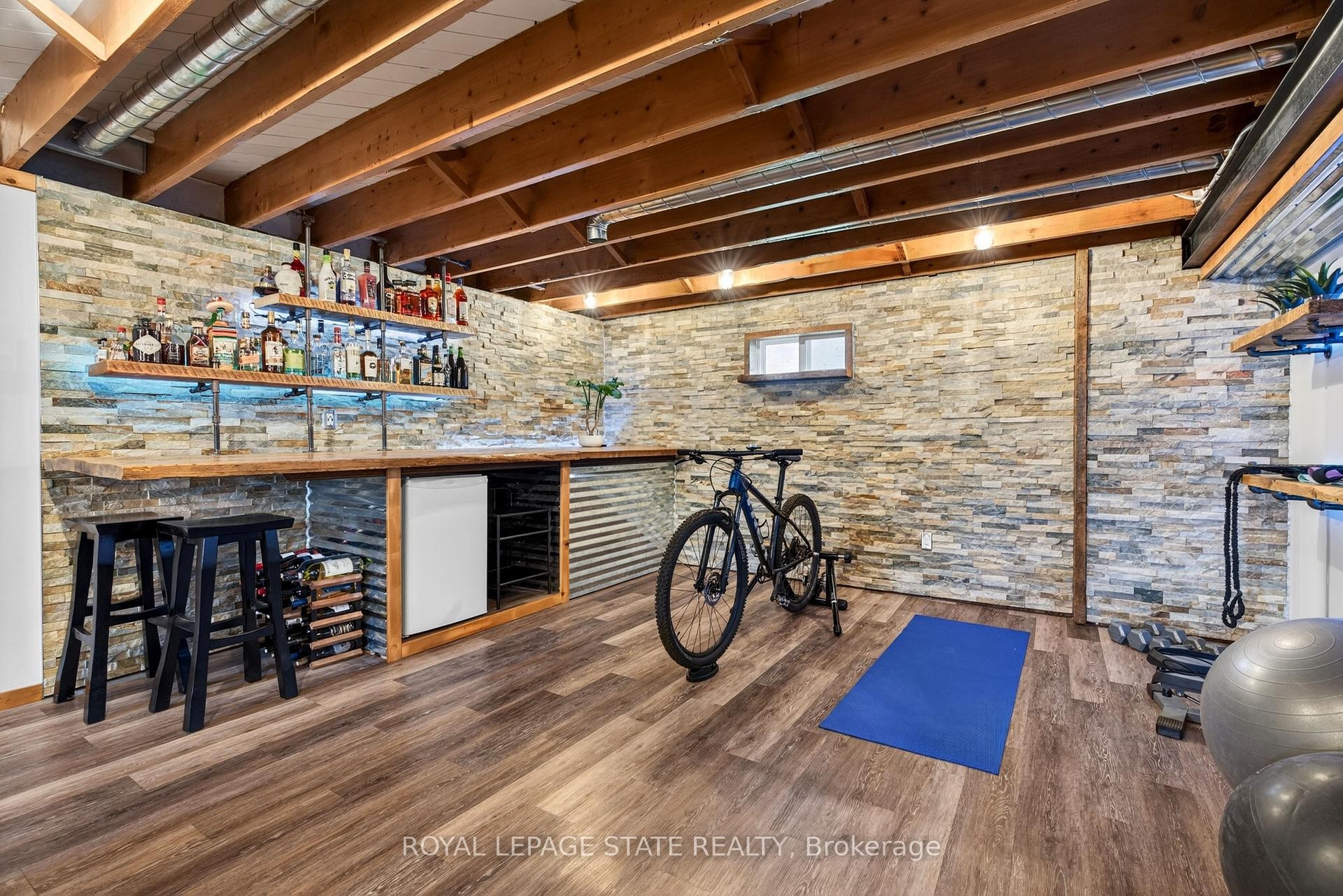 









380


East 37th

Street,
Hamilton,




ON
L8V 4B8

