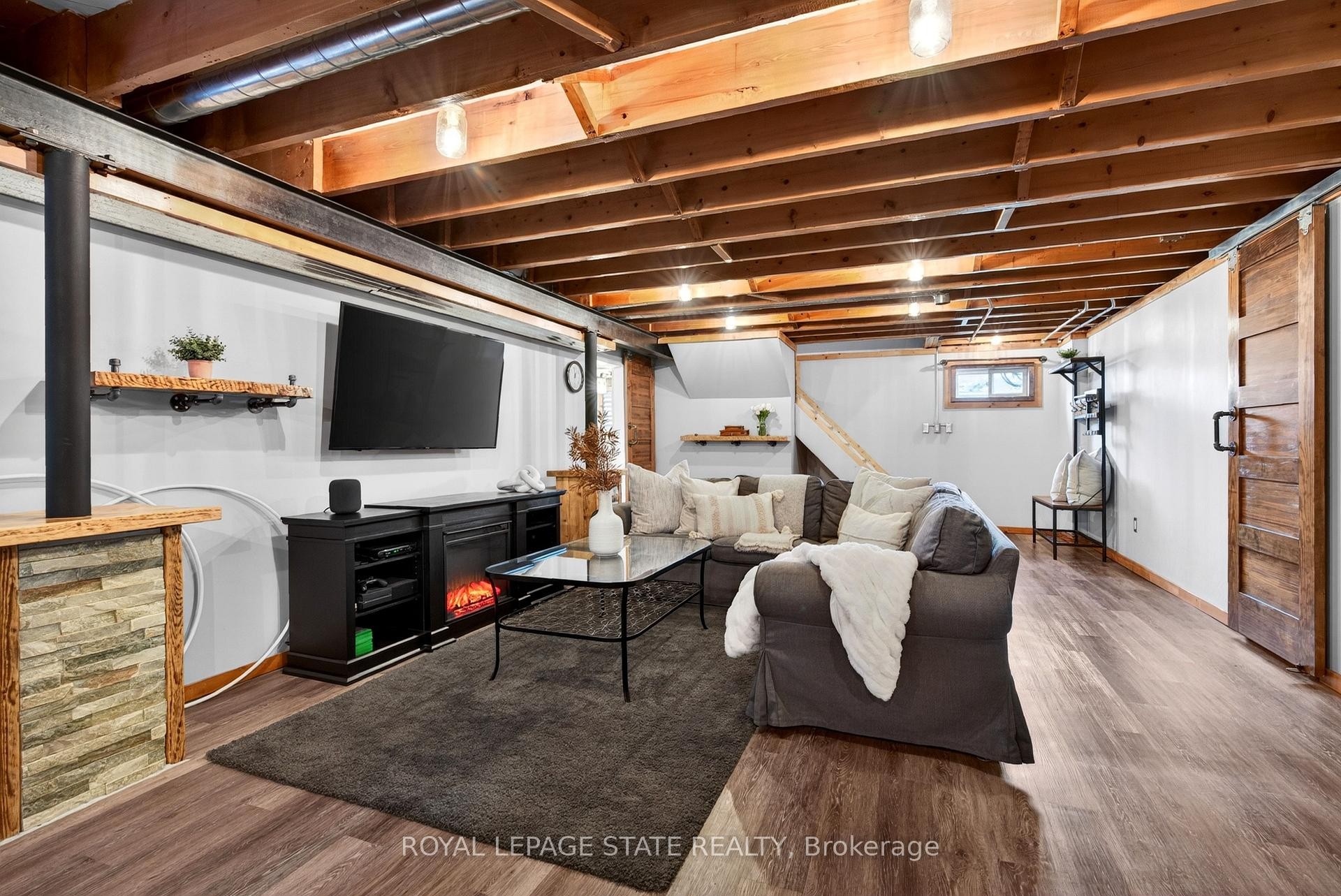 









380


East 37th

Street,
Hamilton,




ON
L8V 4B8

