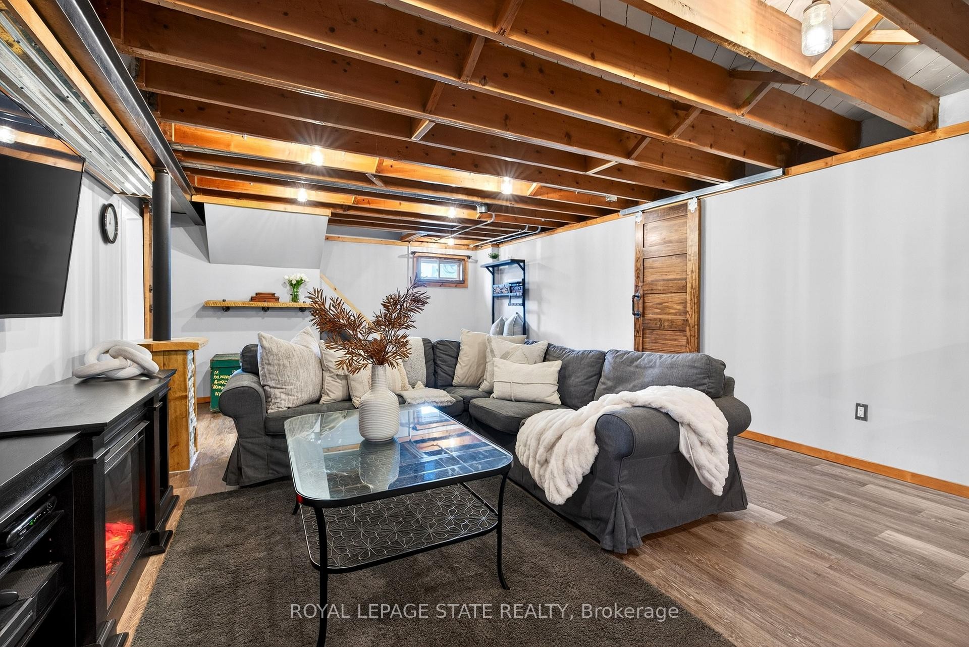 









380


East 37th

Street,
Hamilton,




ON
L8V 4B8

