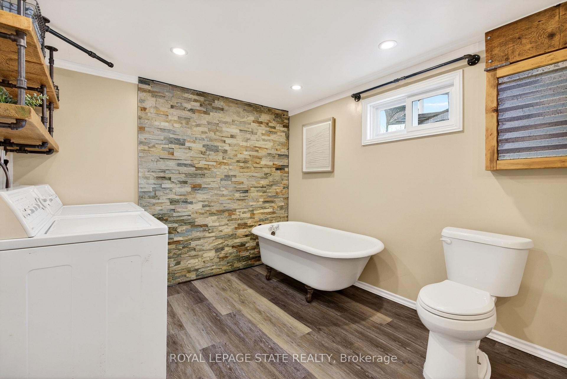









380


East 37th

Street,
Hamilton,




ON
L8V 4B8

