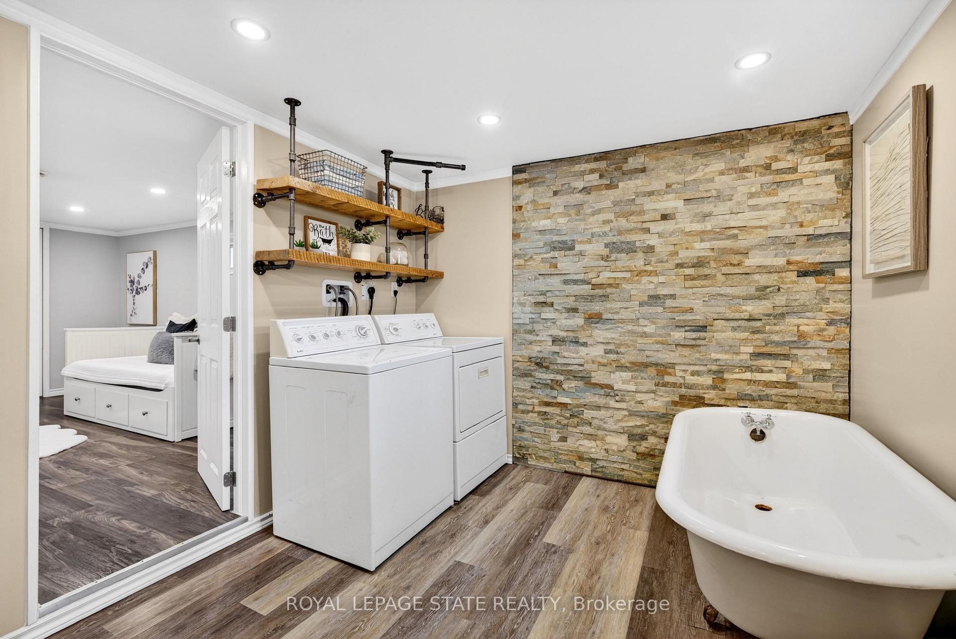 









380


East 37th

Street,
Hamilton,




ON
L8V 4B8

