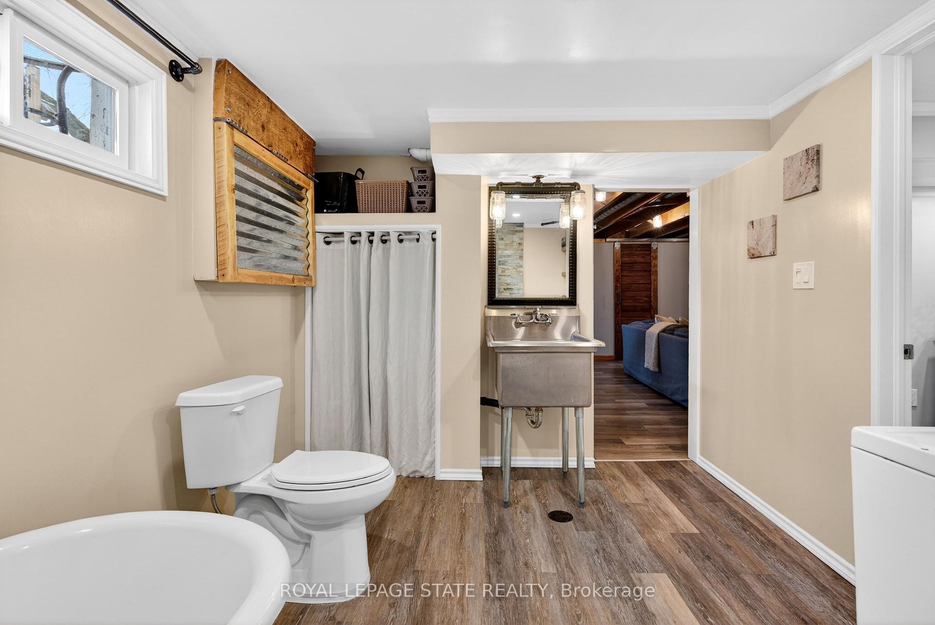 









380


East 37th

Street,
Hamilton,




ON
L8V 4B8

