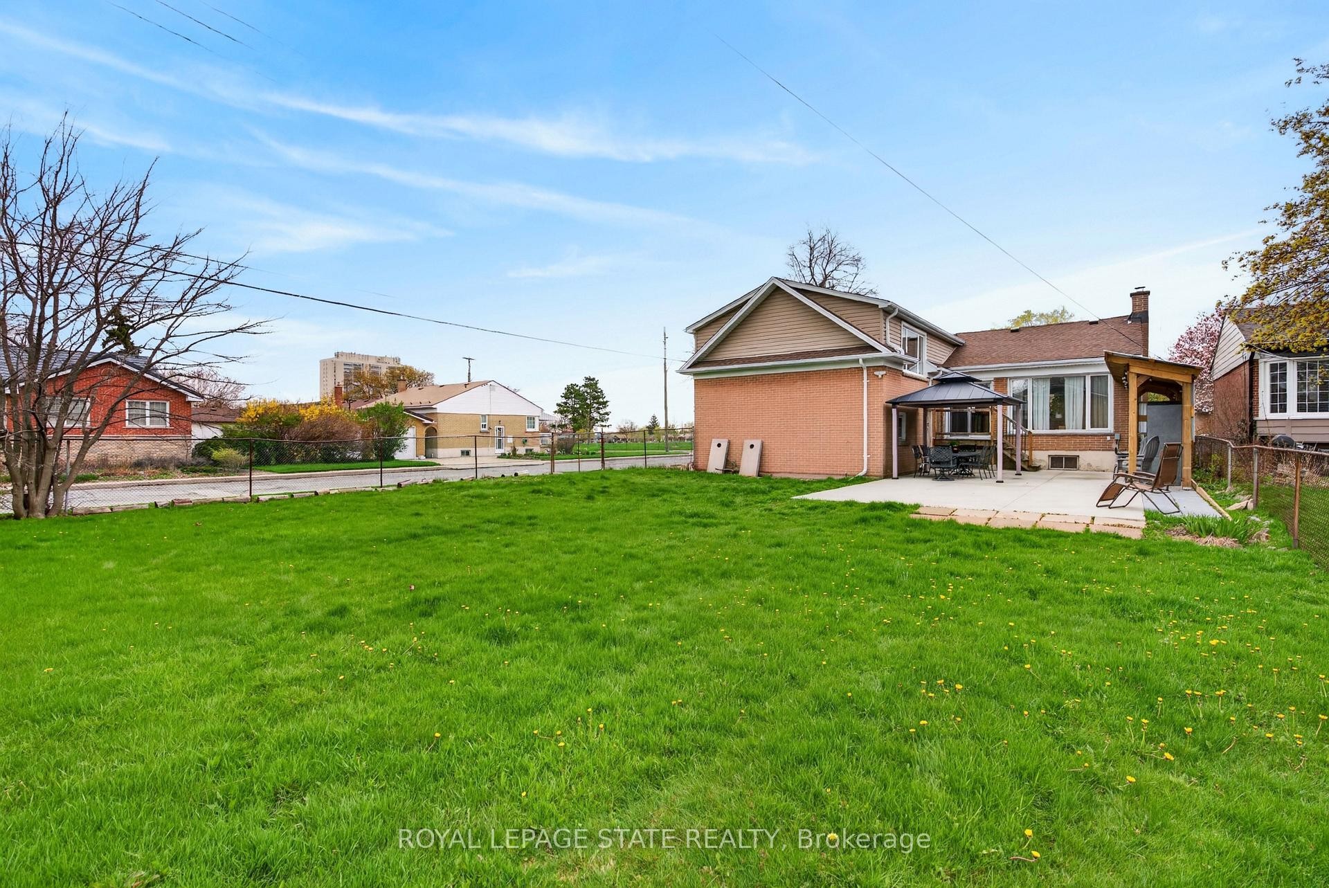 









380


East 37th

Street,
Hamilton,




ON
L8V 4B8

