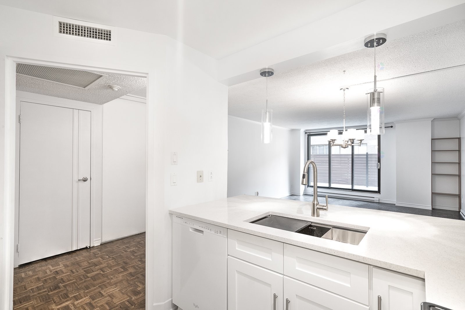 









1360


Rue St-Jacques

, 104,
Montréal (Ville-Marie),




QC
H3C4M4

