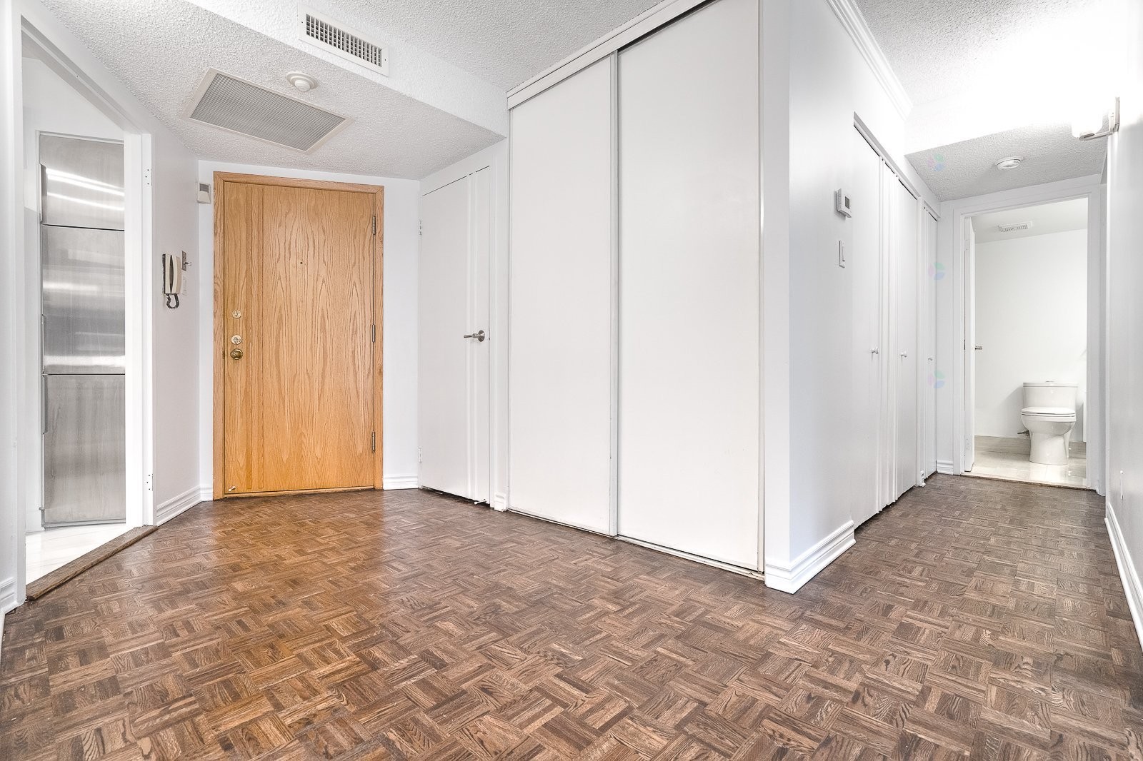 









1360


Rue St-Jacques

, 104,
Montréal (Ville-Marie),




QC
H3C4M4

