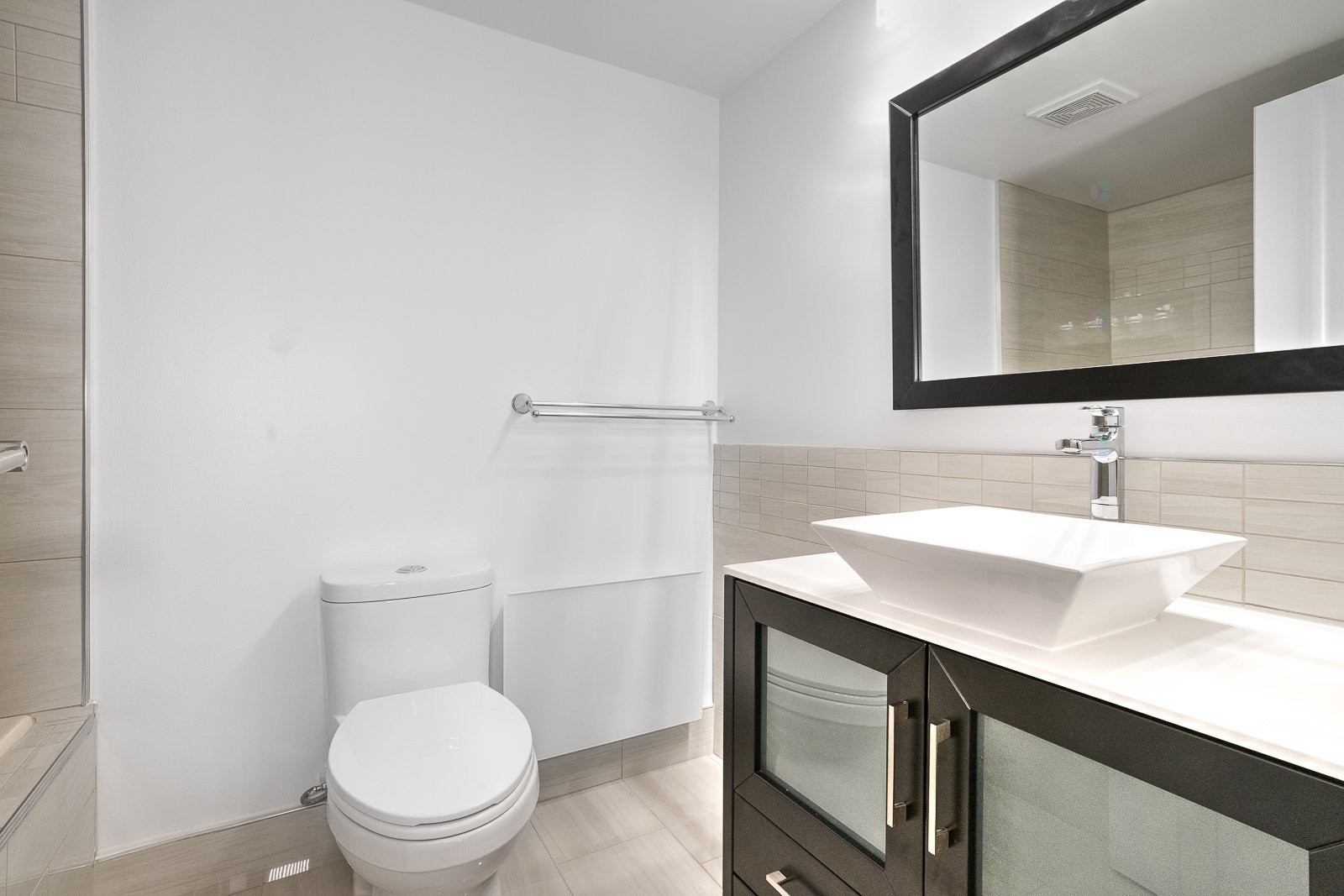 









1360


Rue St-Jacques

, 104,
Montréal (Ville-Marie),




QC
H3C4M4

