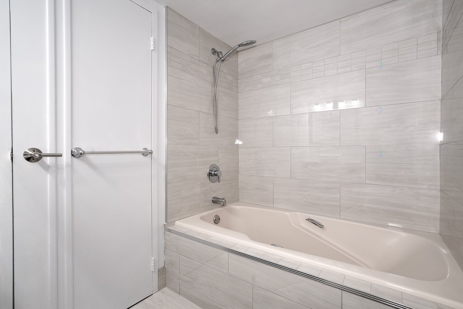 









1360


Rue St-Jacques

, 104,
Montréal (Ville-Marie),




QC
H3C4M4

