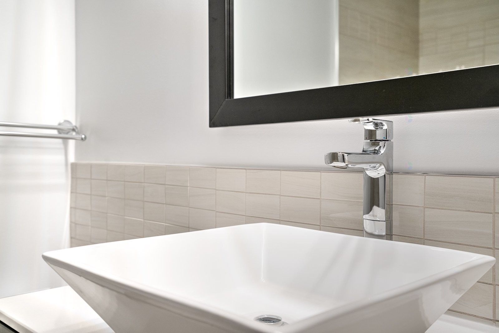 









1360


Rue St-Jacques

, 104,
Montréal (Ville-Marie),




QC
H3C4M4

