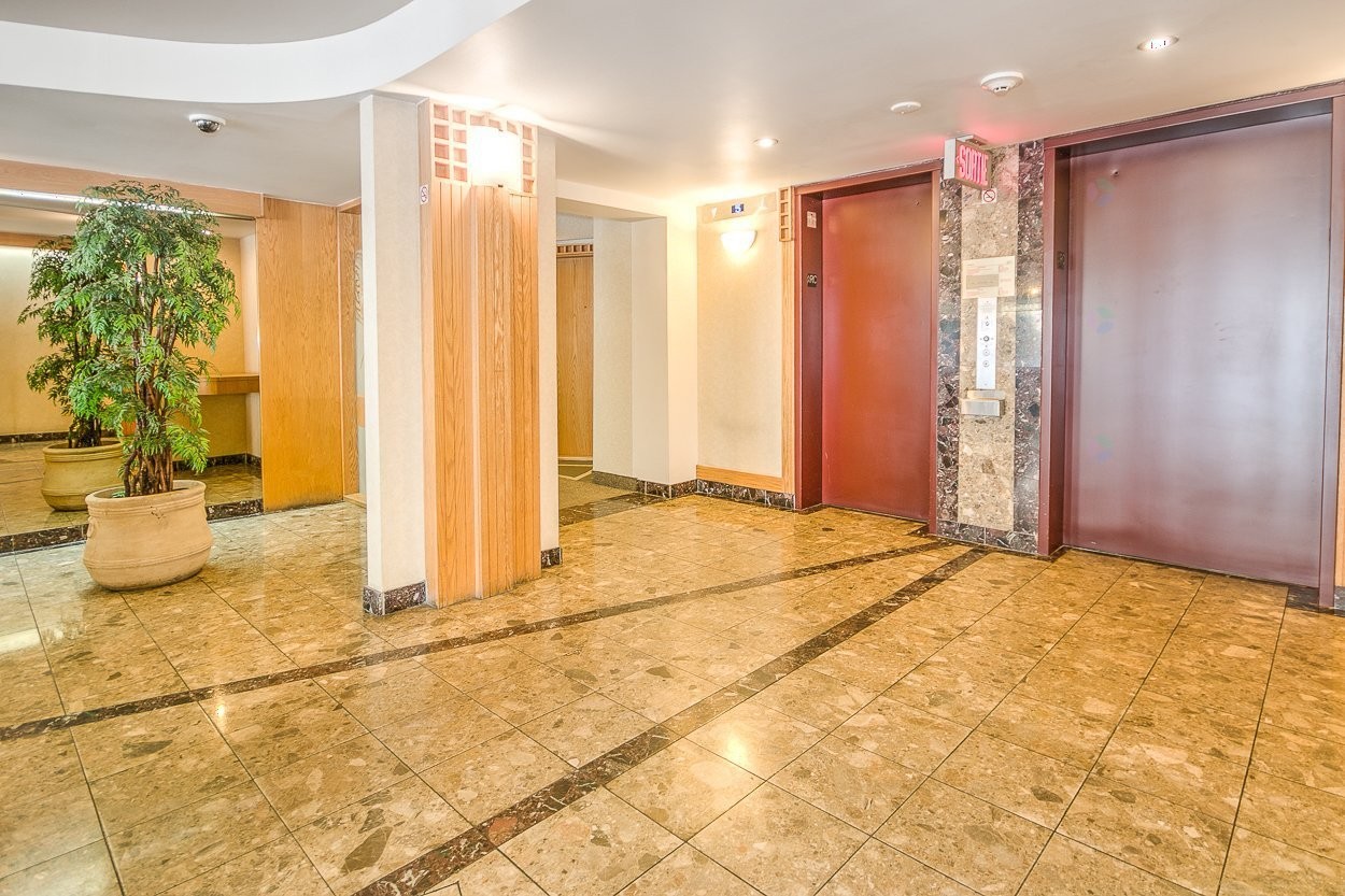 









1360


Rue St-Jacques

, 104,
Montréal (Ville-Marie),




QC
H3C4M4


