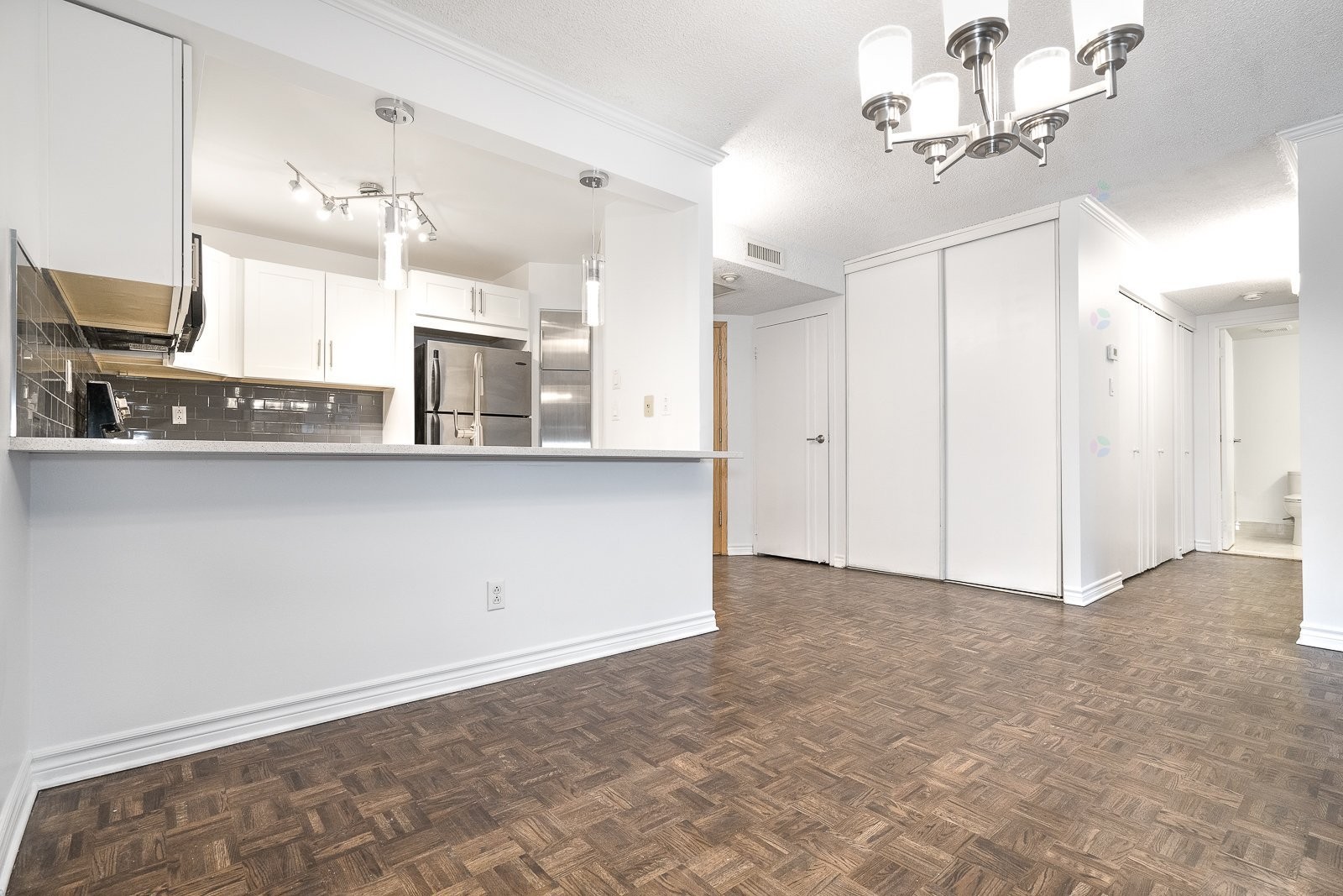 









1360


Rue St-Jacques

, 104,
Montréal (Ville-Marie),




QC
H3C4M4

