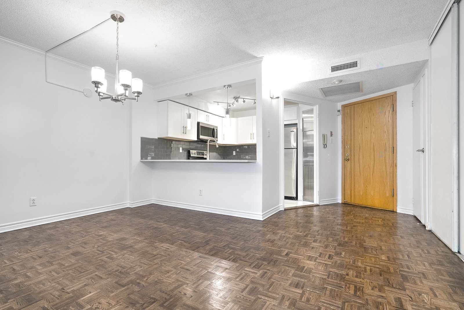 









1360


Rue St-Jacques

, 104,
Montréal (Ville-Marie),




QC
H3C4M4

