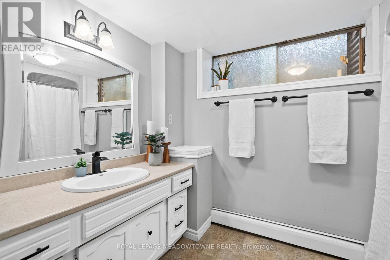 












415 HIGHSIDE DRIVE

,
Milton,




Ontario
L9T1W9

