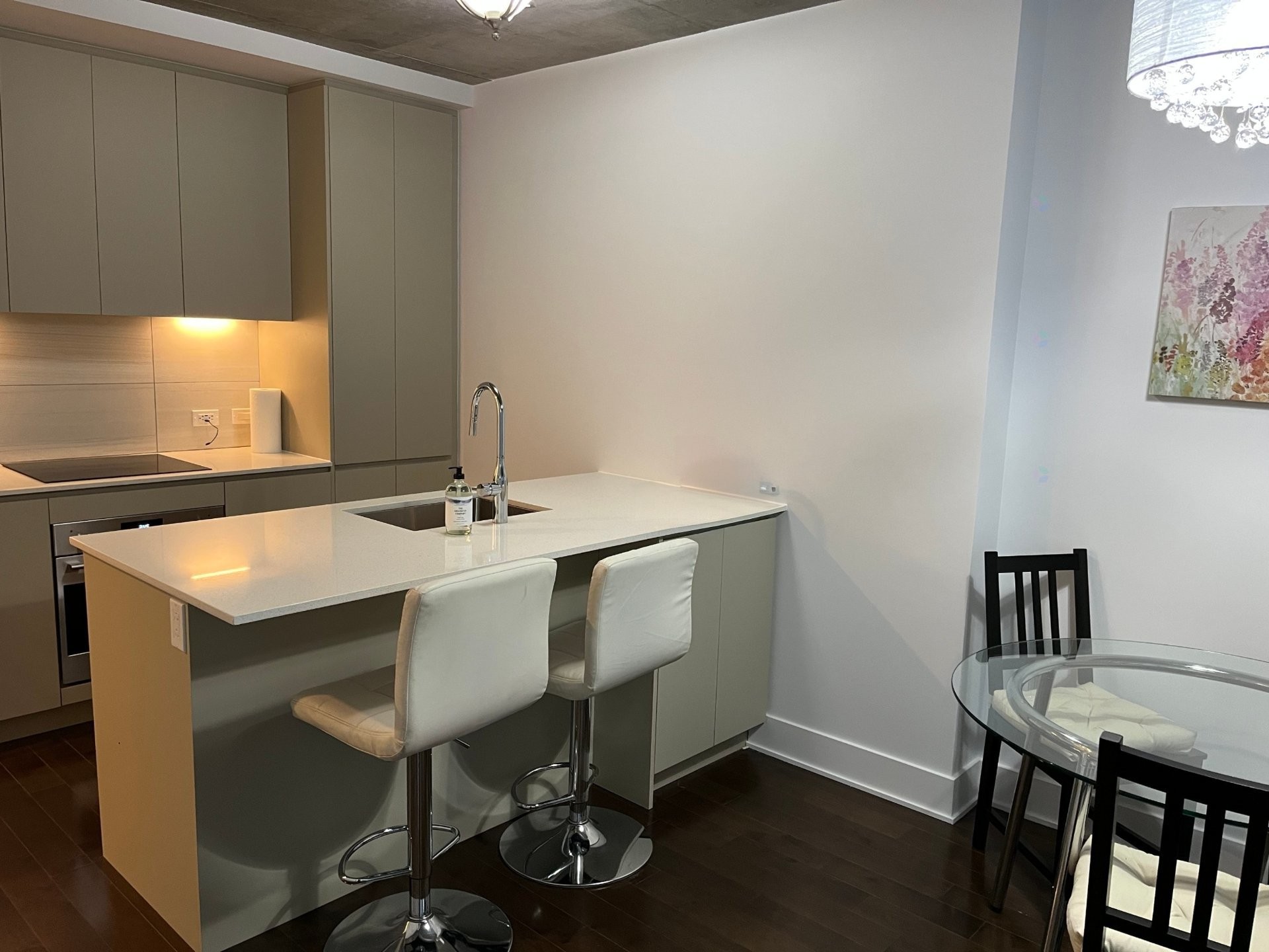 









2320


Rue Tupper

, 411,
Montréal (Ville-Marie),




QC
H3H0B8

