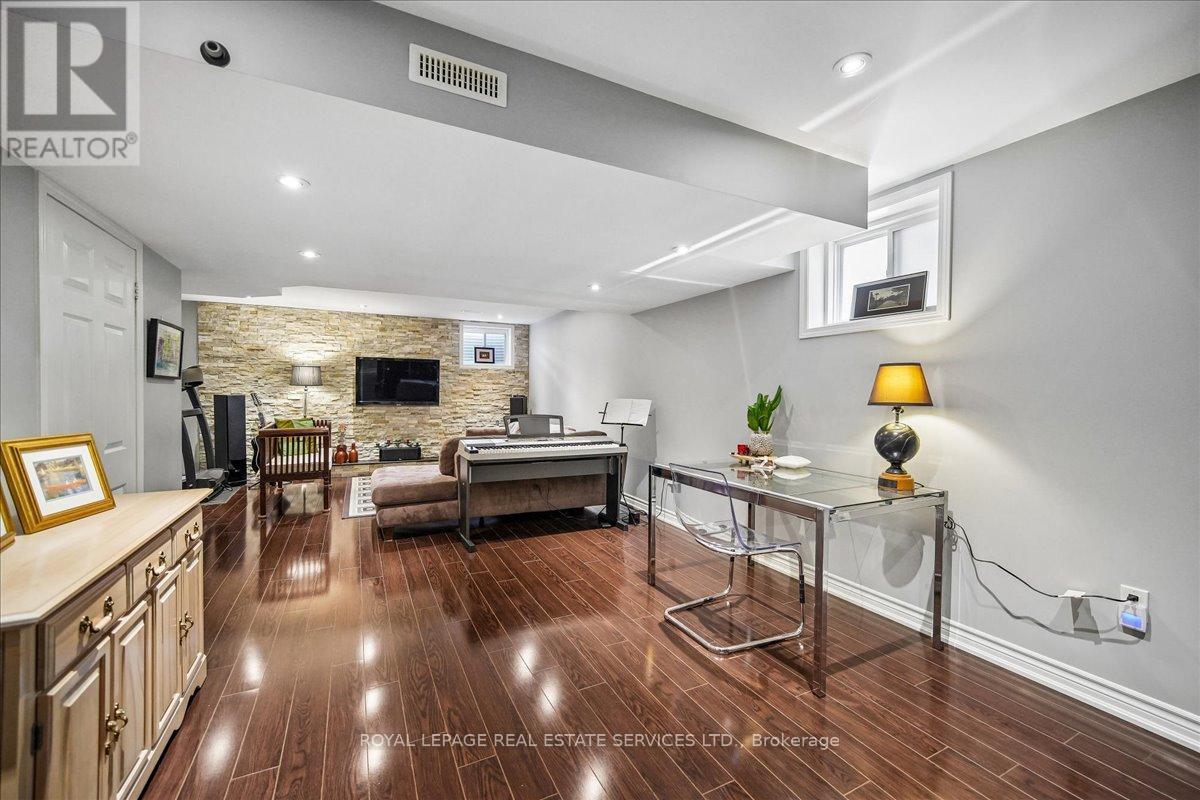 












693 SAVOLINE BOULEVARD

,
Milton,




Ontario
L9T0N2

