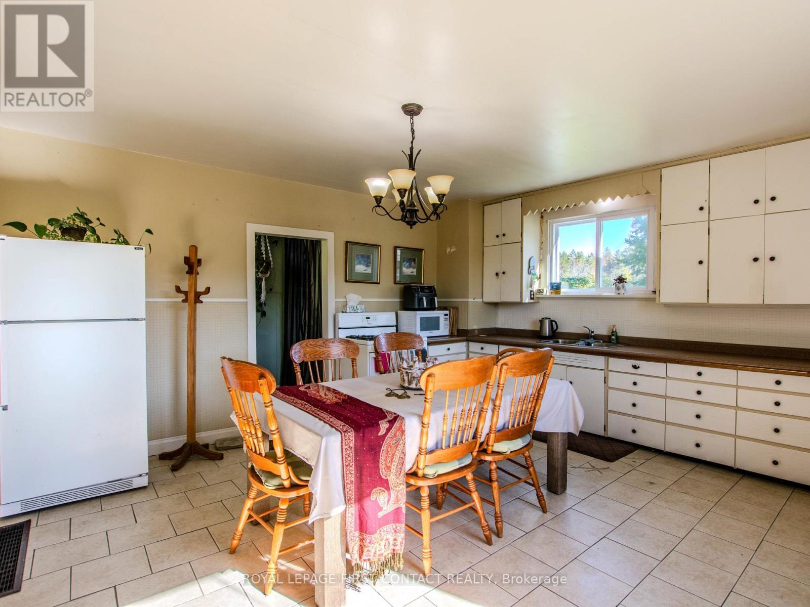 












2041 FLOS 4 ROAD W

,
Springwater,




Ontario
L0L2K0

