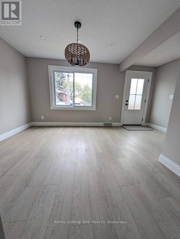 












6486 CULP STREET

,
Niagara Falls (Dorchester),




Ontario
L2G2C1

