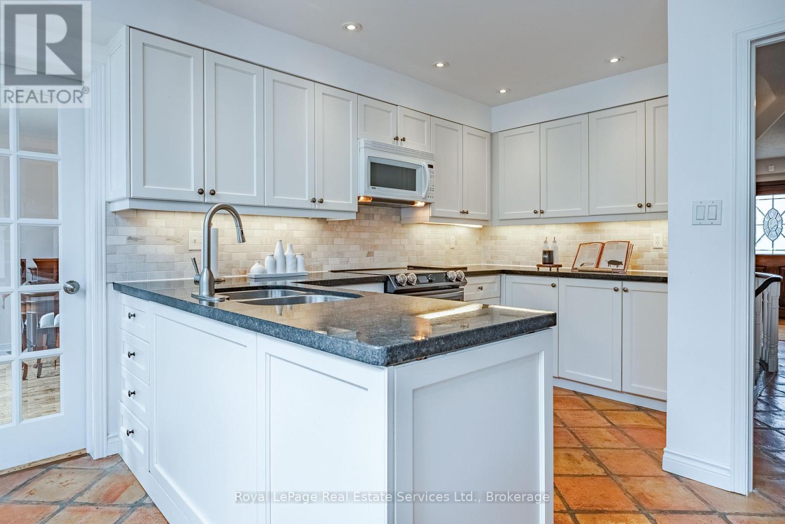 












2082 MISSISSAUGA ROAD

,
Mississauga (Sheridan),




Ontario
L5H2K6

